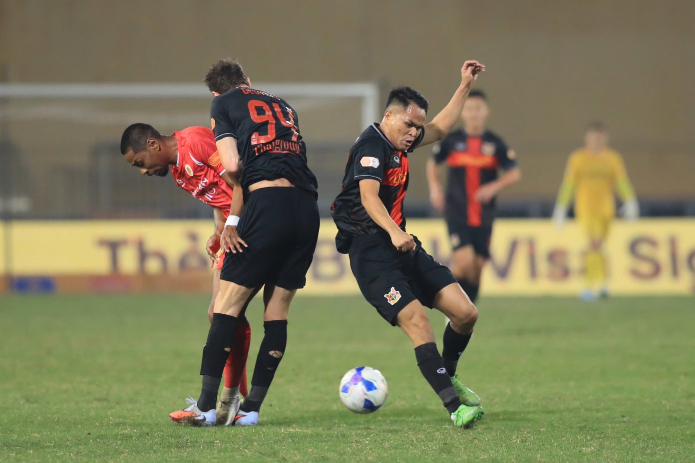 Trọng t&agrave;i Malaysia bị HLV Ninh B&igrave;nh chỉ tr&iacute;ch nặng nề - Ảnh 2.