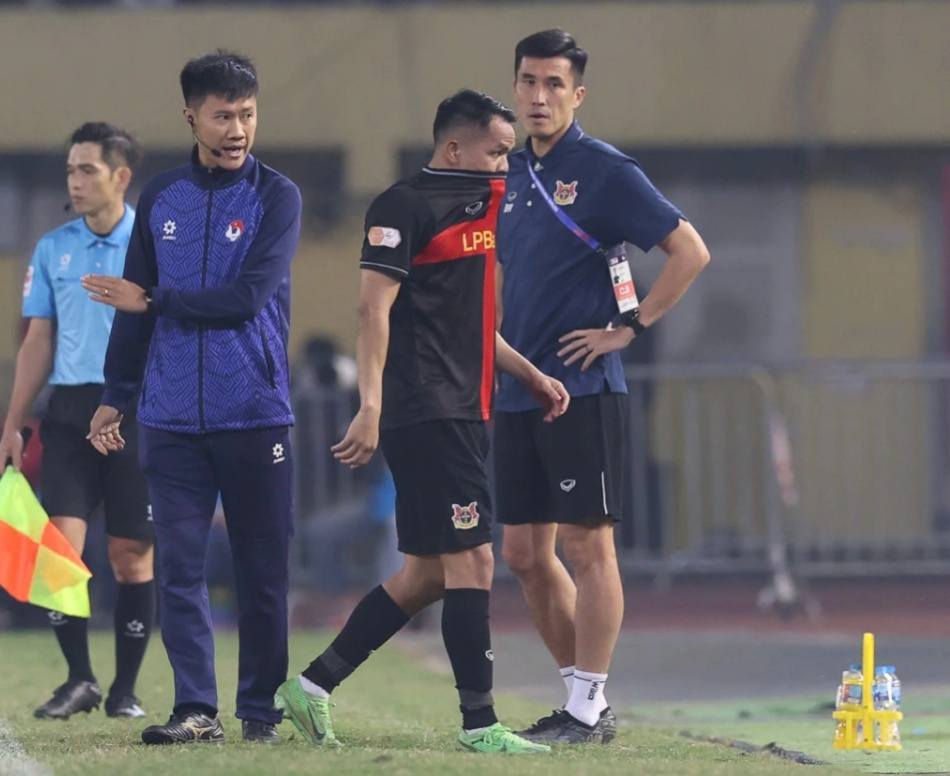 Trọng t&agrave;i Malaysia bị HLV Ninh B&igrave;nh chỉ tr&iacute;ch nặng nề - Ảnh 3.