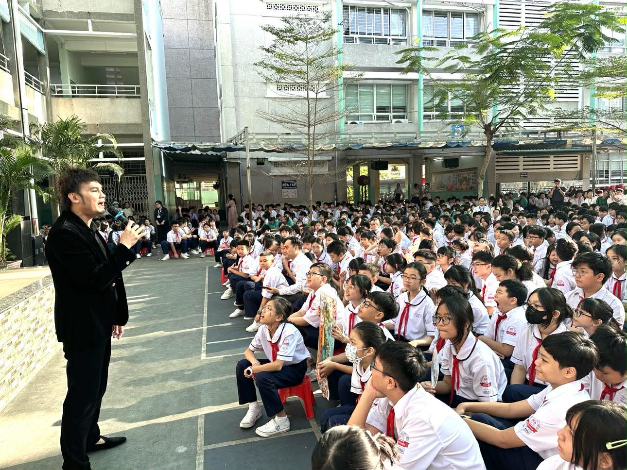 NSƯT Kim Tiểu Long quấy động Sân khấu học đường Mừng xuân Bính Ngọ 2026 - Ảnh 2.