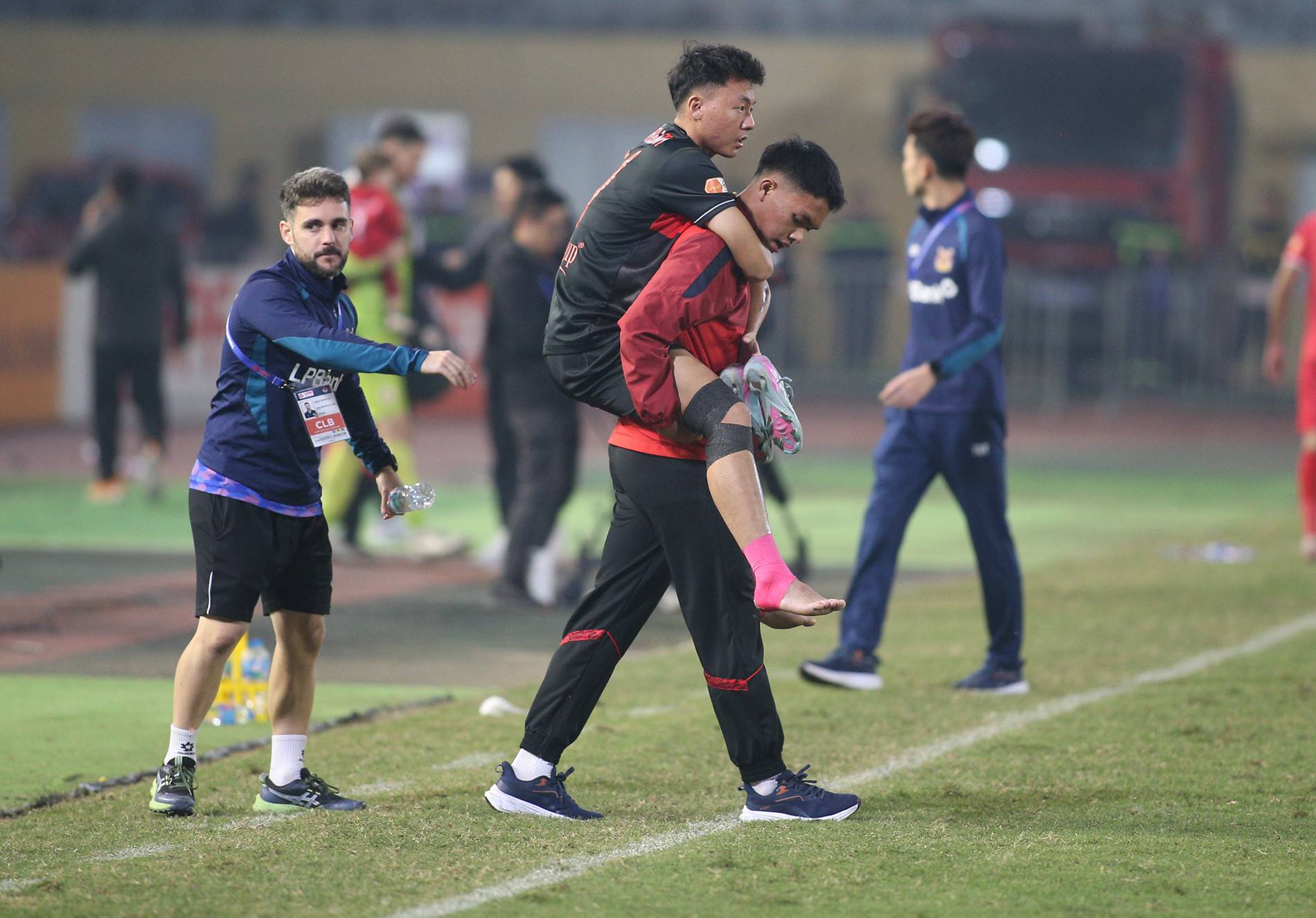 Trọng t&agrave;i Malaysia bị HLV Ninh B&igrave;nh chỉ tr&iacute;ch nặng nề - Ảnh 8.