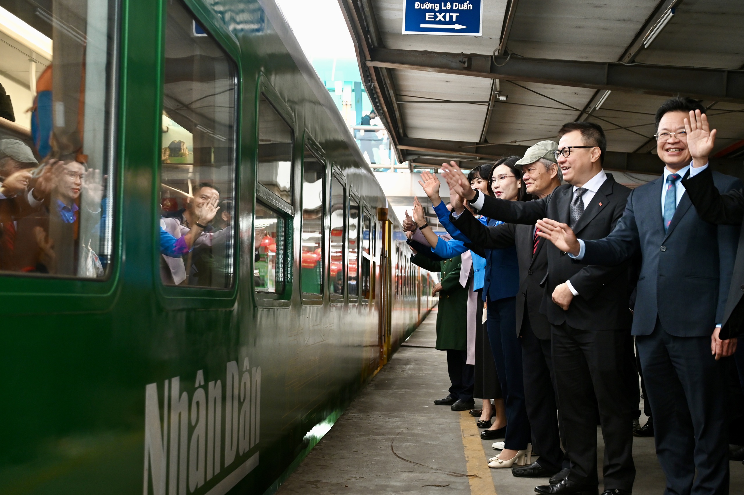 Lần đầu ti&ecirc;n "Chuyến t&agrave;u Hạnh ph&uacute;c" lăn b&aacute;nh từ ga H&agrave; Nội v&agrave;o Nam - Ảnh 13.