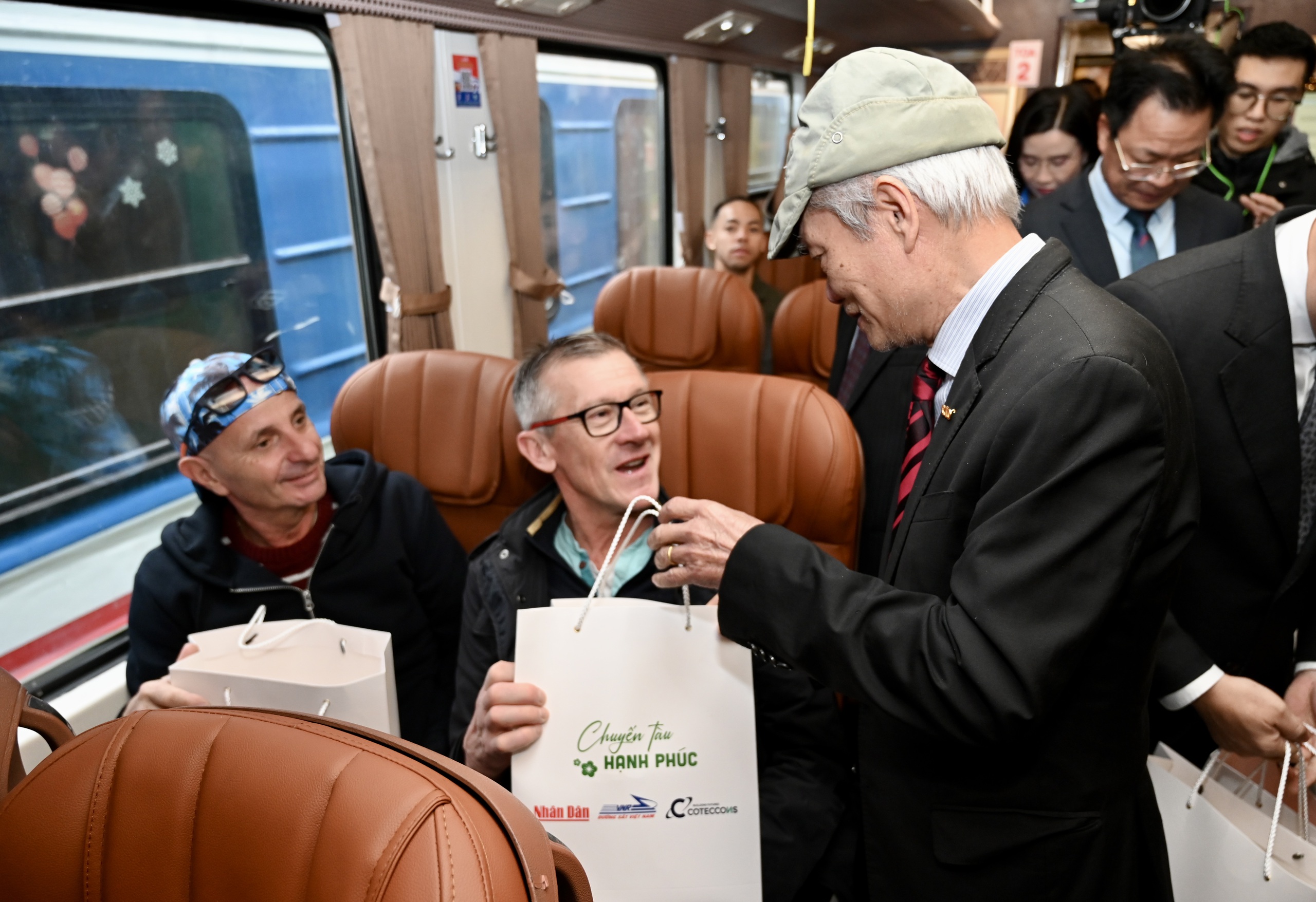 Lần đầu ti&ecirc;n "Chuyến t&agrave;u Hạnh ph&uacute;c" lăn b&aacute;nh từ ga H&agrave; Nội v&agrave;o Nam - Ảnh 9.