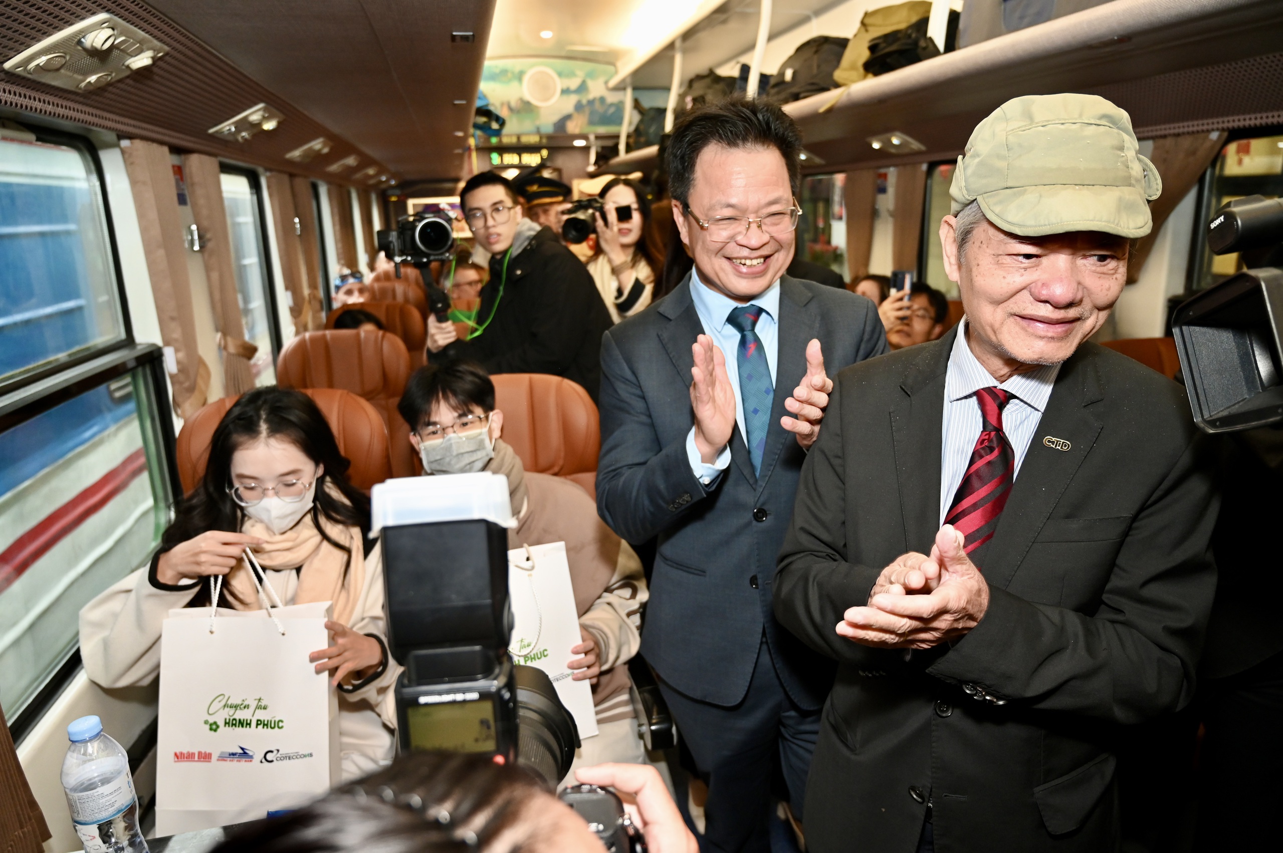 Lần đầu ti&ecirc;n "Chuyến t&agrave;u Hạnh ph&uacute;c" lăn b&aacute;nh từ ga H&agrave; Nội v&agrave;o Nam - Ảnh 10.