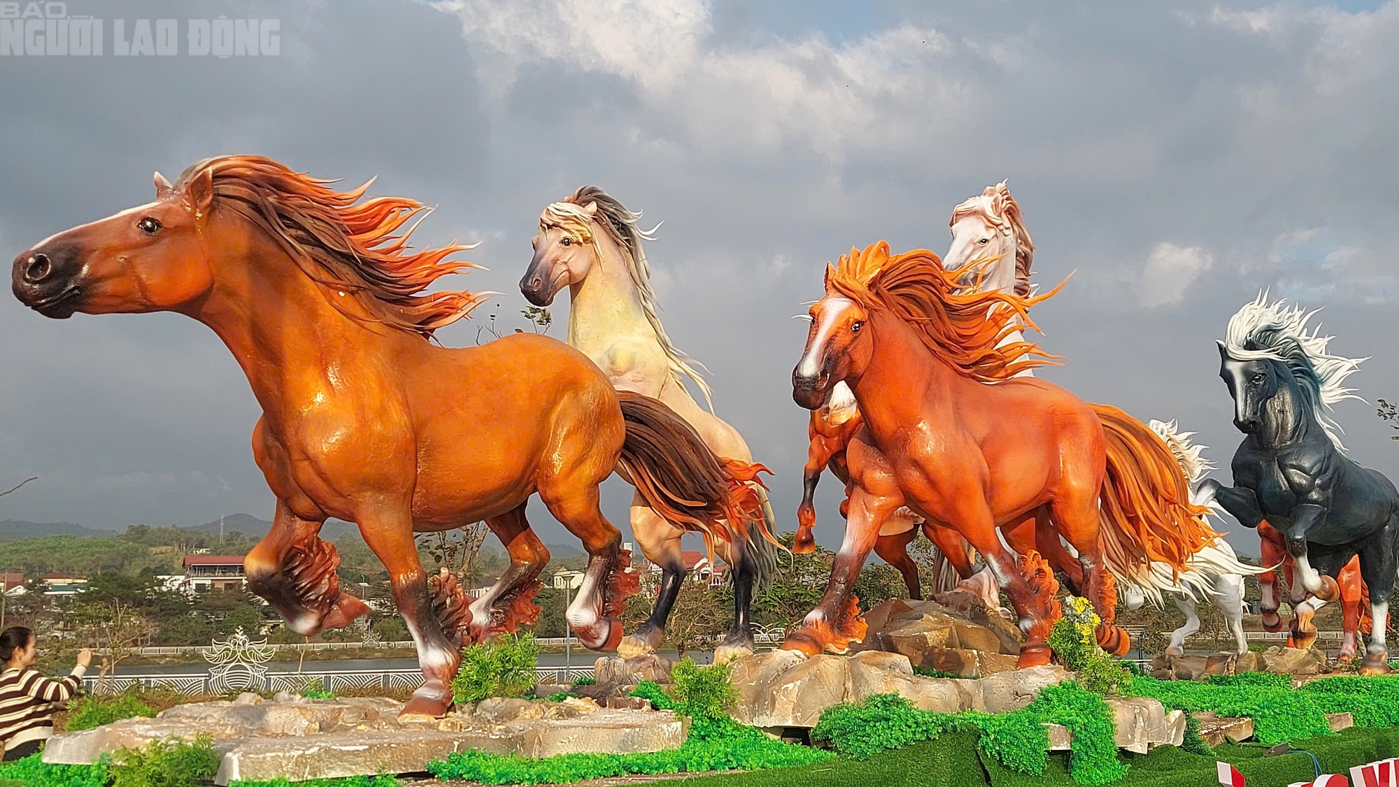Cận cảnh 8 linh vật ngựa ở Lao Bảo - điểm nhấn văn h&oacute;a tết 2026 - Ảnh 4.