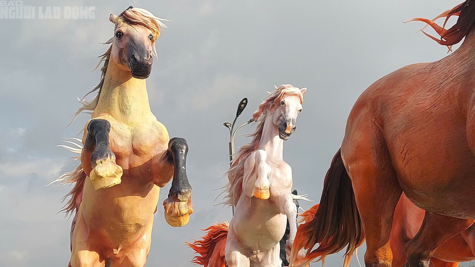 Cận cảnh 8 linh vật ngựa ở Lao Bảo - điểm nhấn văn h&oacute;a tết 2026 - Ảnh 5.