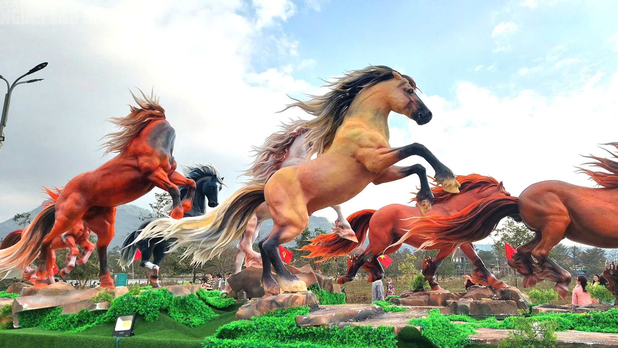Cận cảnh 8 linh vật ngựa ở Lao Bảo - điểm nhấn văn h&oacute;a tết 2026 - Ảnh 8.