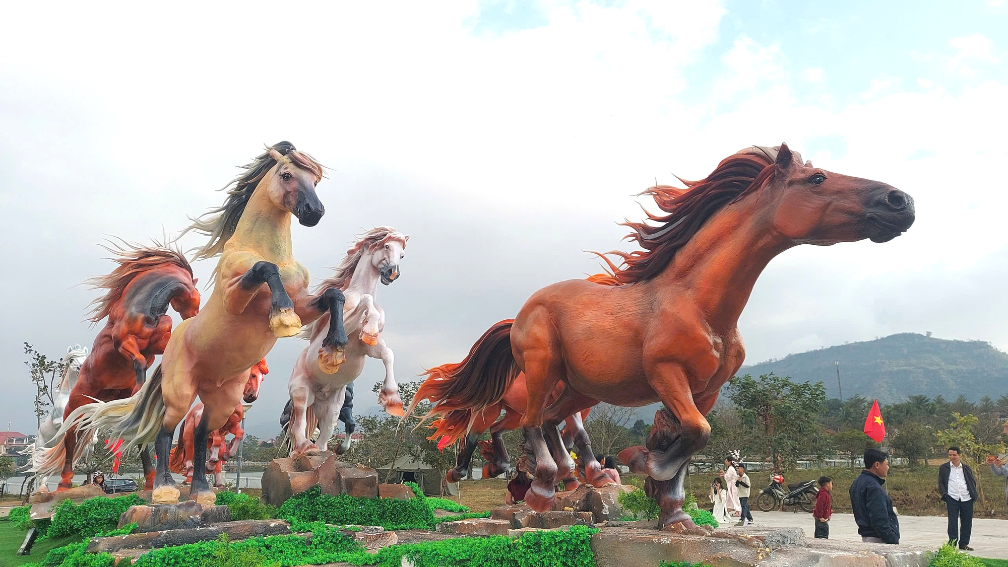 Cận cảnh 8 linh vật ngựa ở Lao Bảo - điểm nhấn văn h&oacute;a tết 2026 - Ảnh 9.