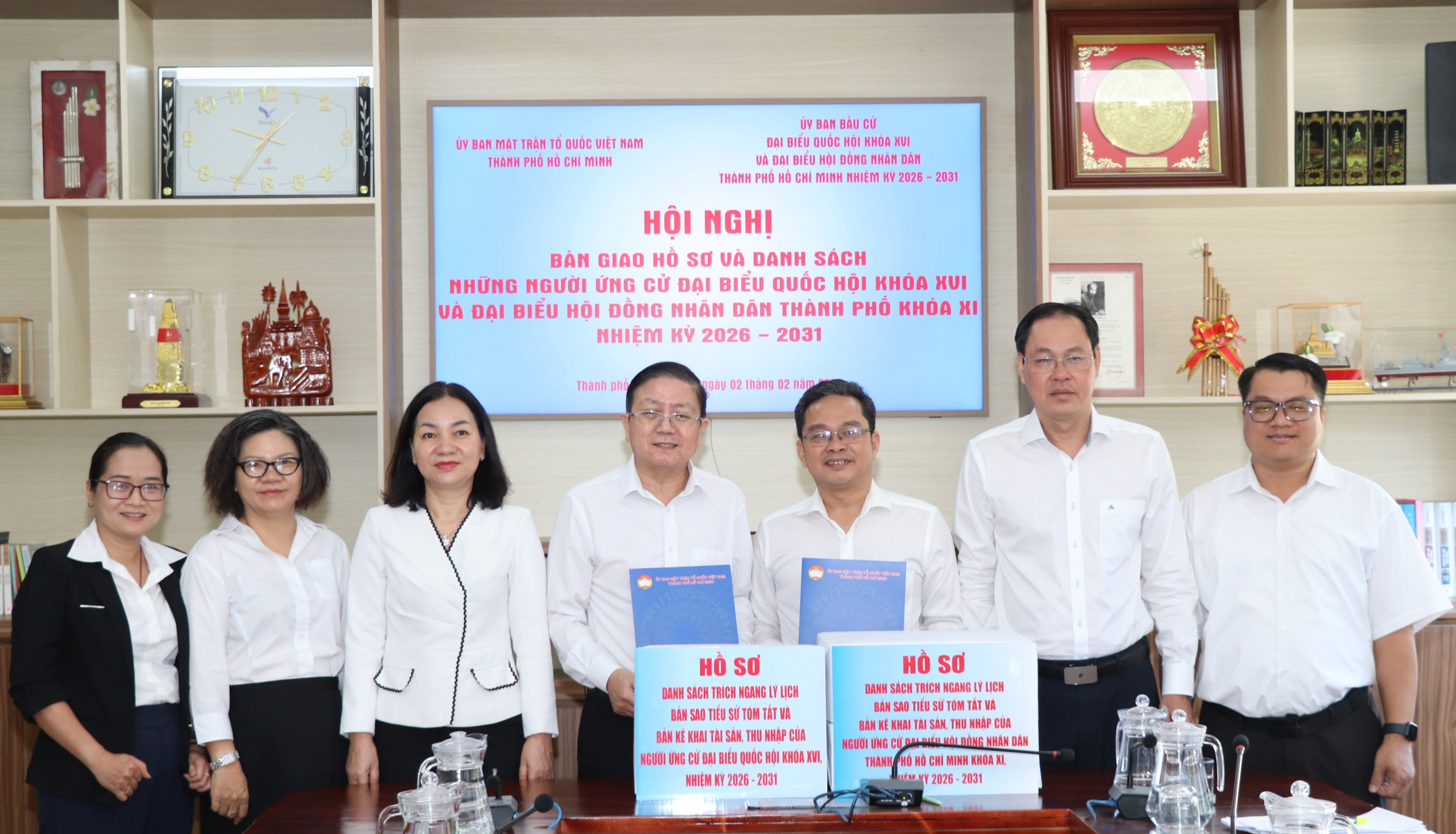 TPHCM b&agrave;n giao hồ sơ ứng cử đại biểu Quốc hội v&agrave; HĐND cho Bầu cử 2026 - Ảnh 2.