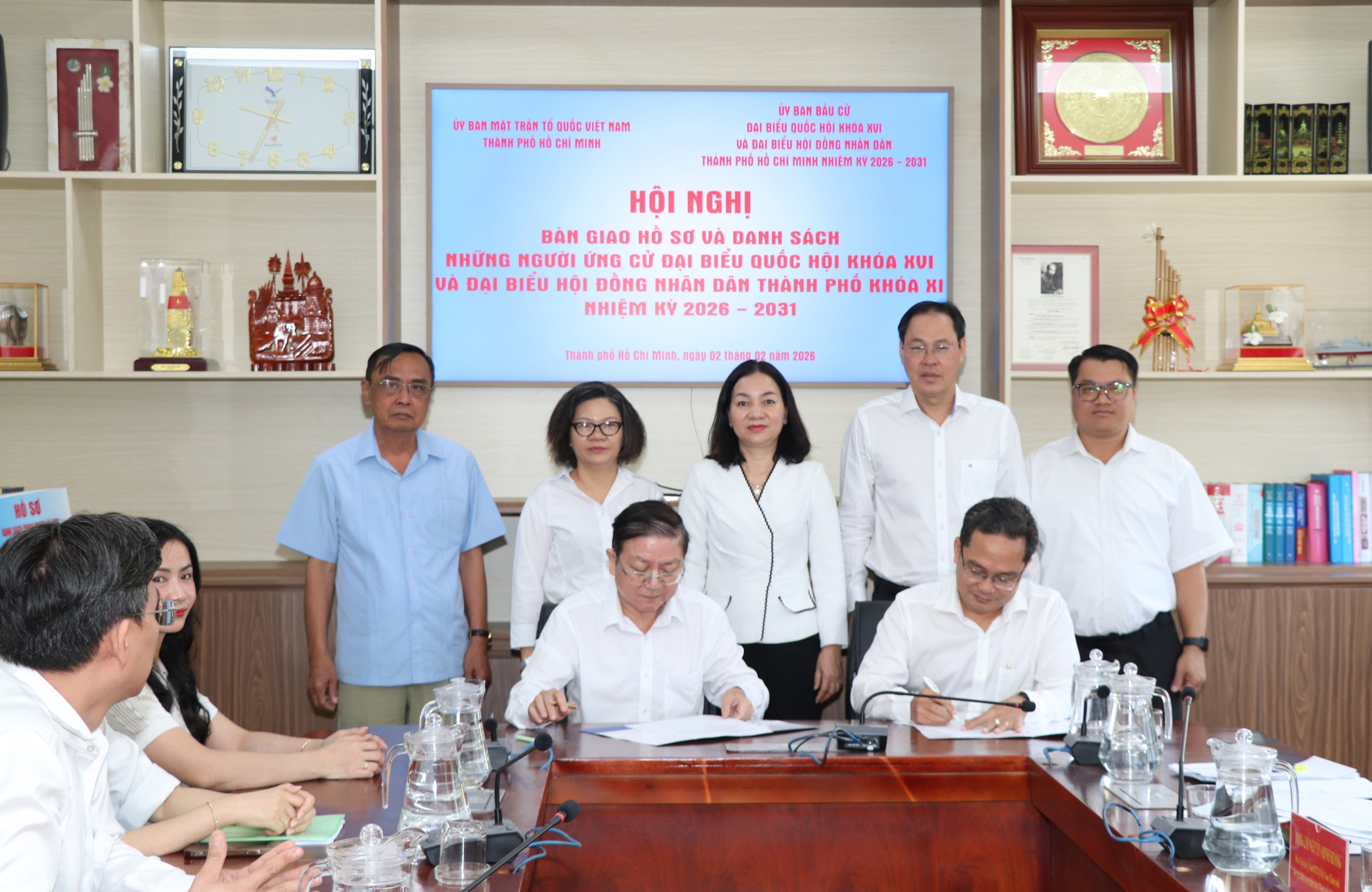 TPHCM b&agrave;n giao hồ sơ ứng cử đại biểu Quốc hội v&agrave; HĐND cho Bầu cử 2026 - Ảnh 1.