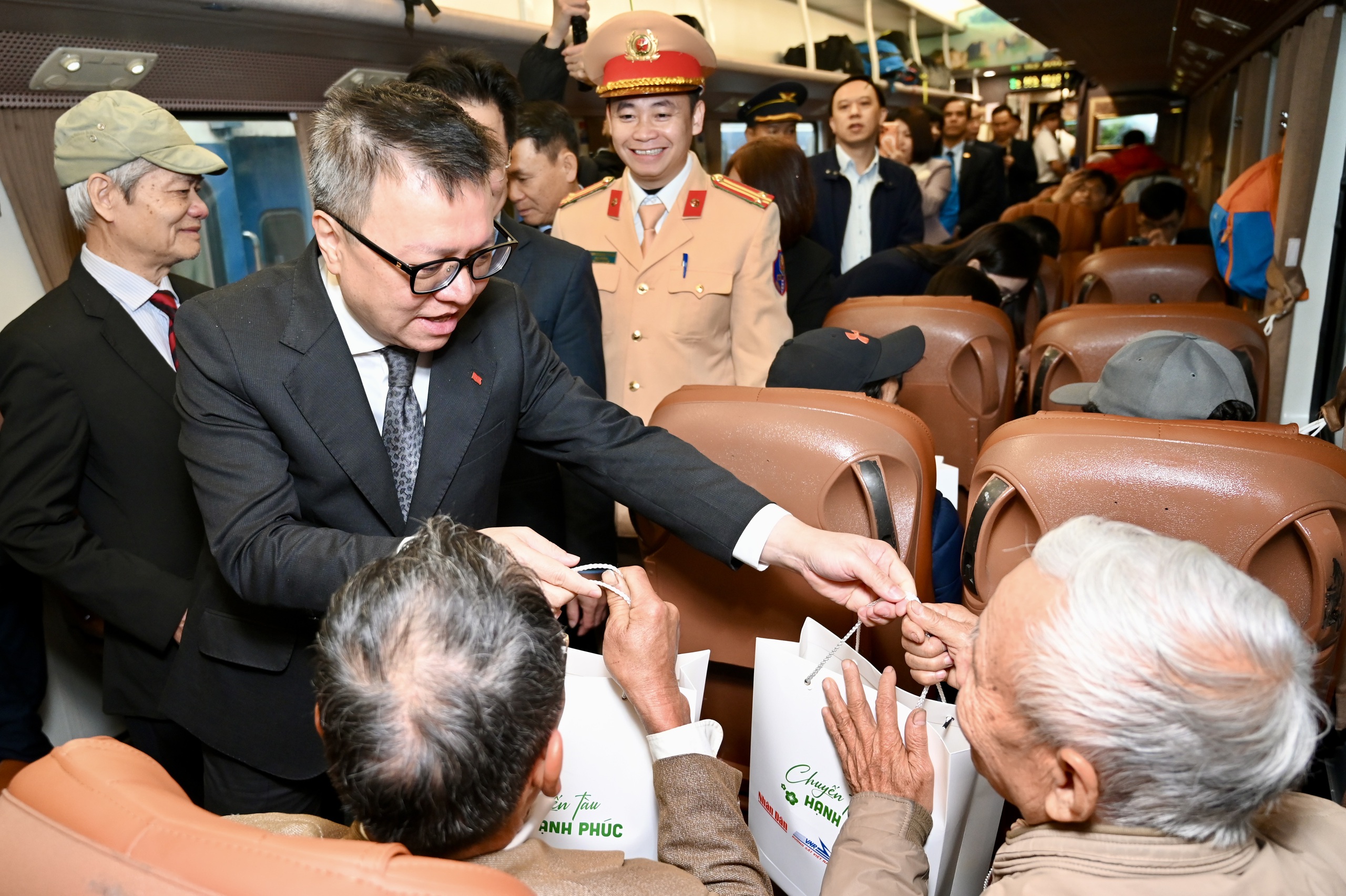 Lần đầu ti&ecirc;n "Chuyến t&agrave;u Hạnh ph&uacute;c" lăn b&aacute;nh từ ga H&agrave; Nội v&agrave;o Nam - Ảnh 1.