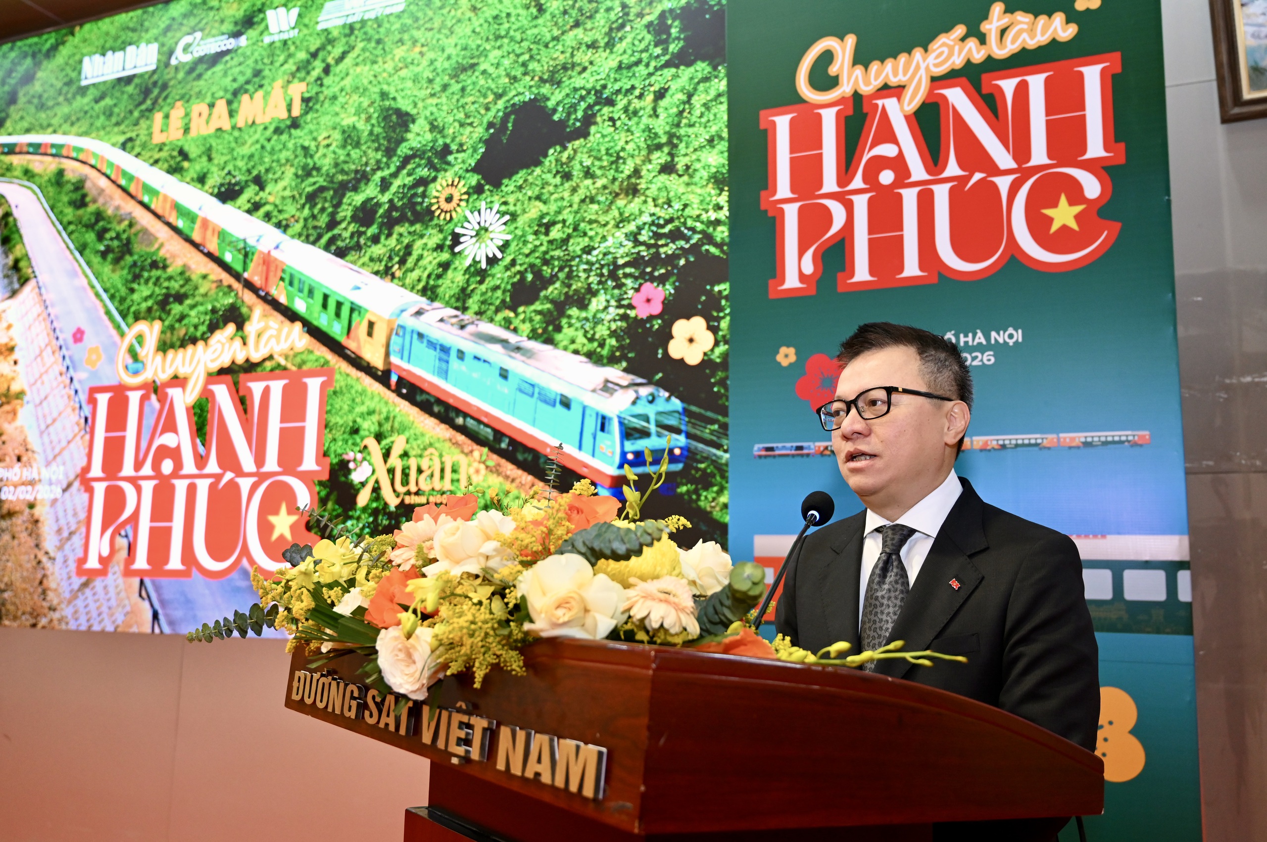 Lần đầu ti&ecirc;n "Chuyến t&agrave;u Hạnh ph&uacute;c" lăn b&aacute;nh từ ga H&agrave; Nội v&agrave;o Nam - Ảnh 4.