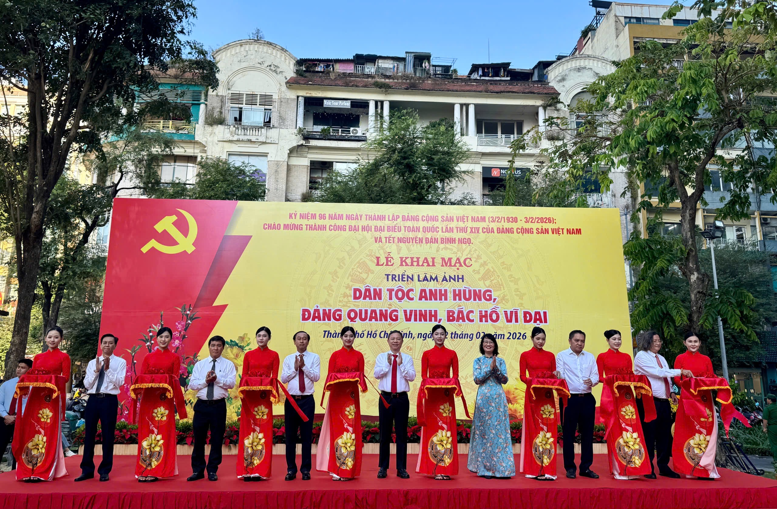 Triển lãm ảnh đặc biệt mừng Đảng, mừng Xuân mới - Ảnh 1.