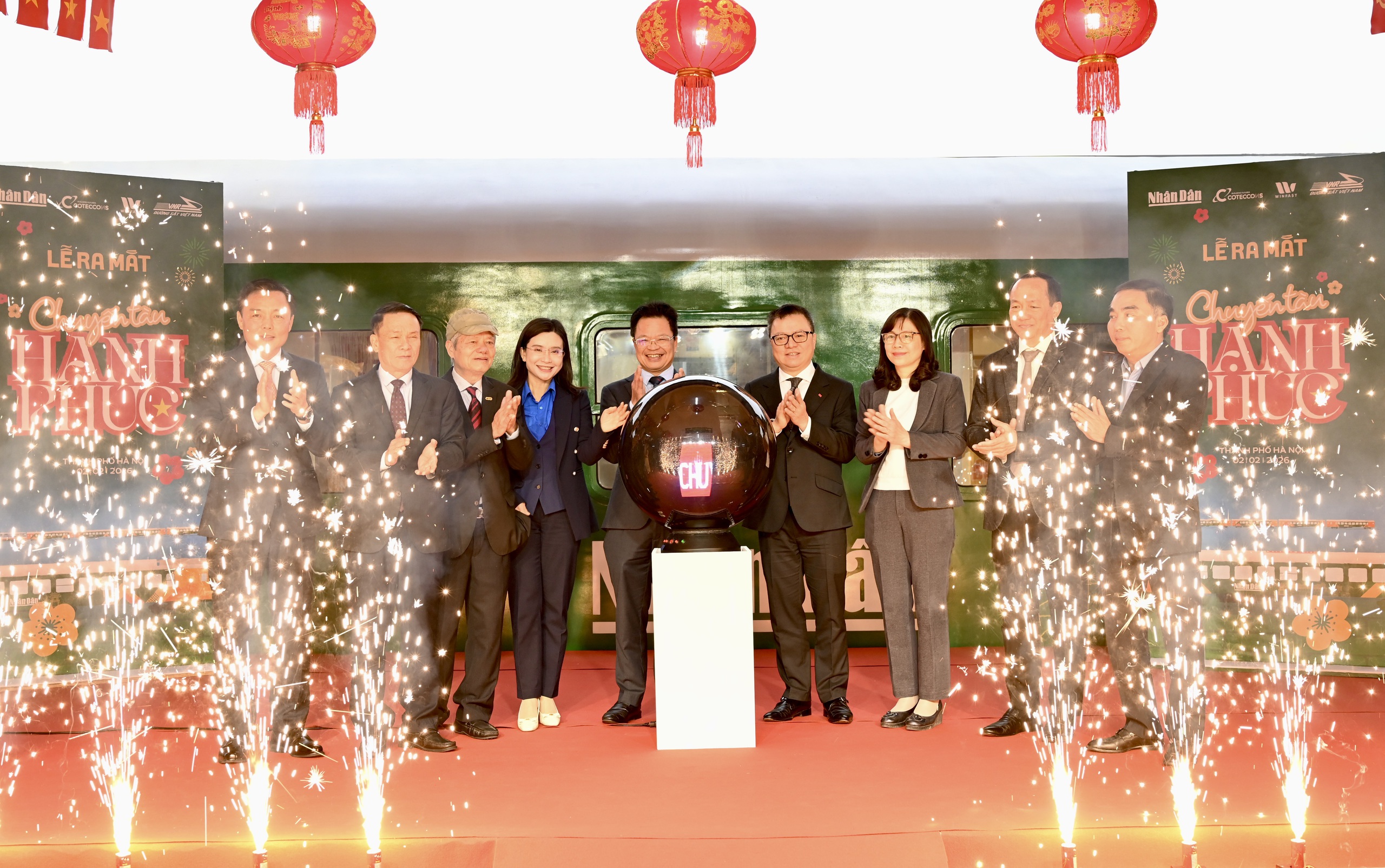 Lần đầu ti&ecirc;n "Chuyến t&agrave;u Hạnh ph&uacute;c" lăn b&aacute;nh từ ga H&agrave; Nội v&agrave;o Nam - Ảnh 7.