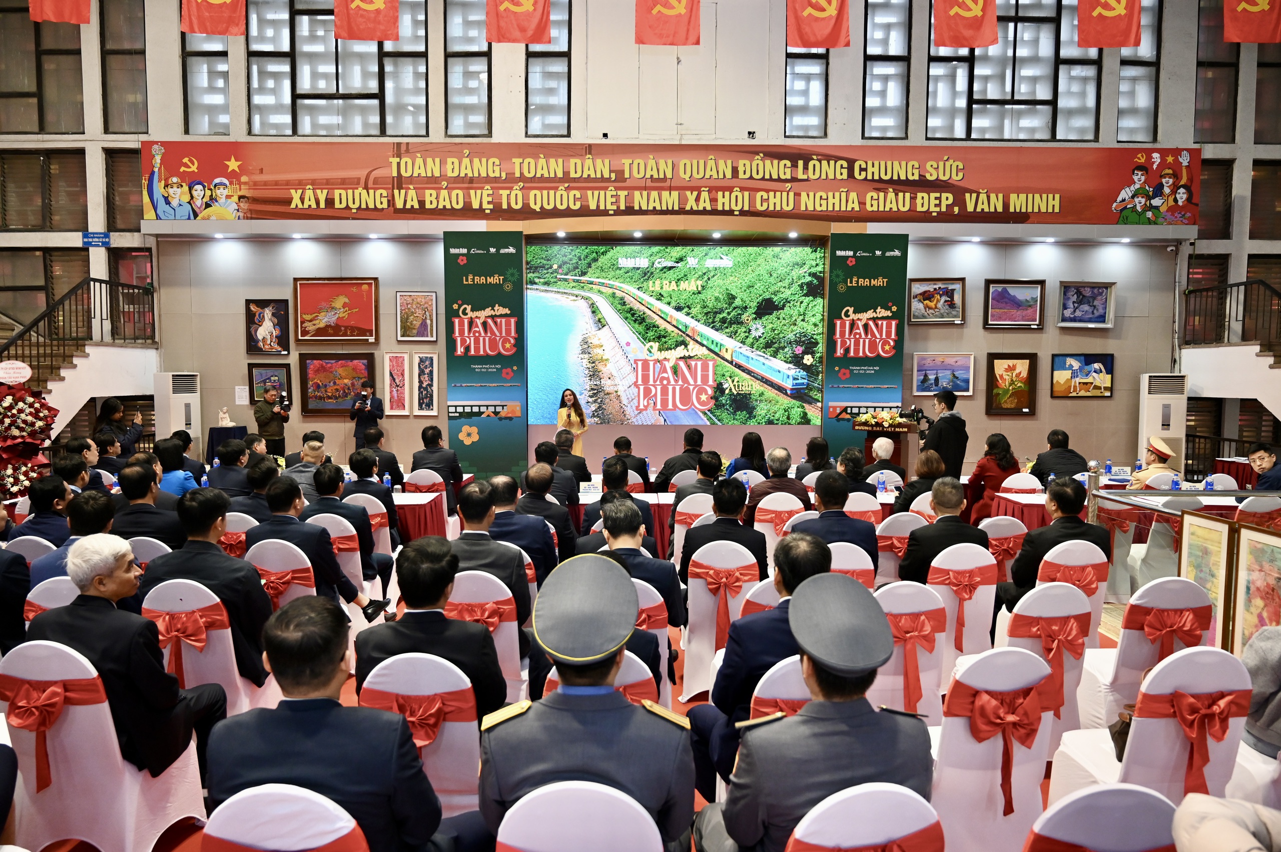 Lần đầu ti&ecirc;n "Chuyến t&agrave;u Hạnh ph&uacute;c" lăn b&aacute;nh từ ga H&agrave; Nội v&agrave;o Nam - Ảnh 3.