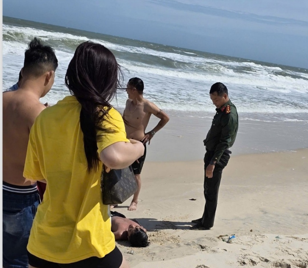 Đại úy Công an lao vào sóng dữ cứu 2 cháu bé giữa biển động - Ảnh 1.