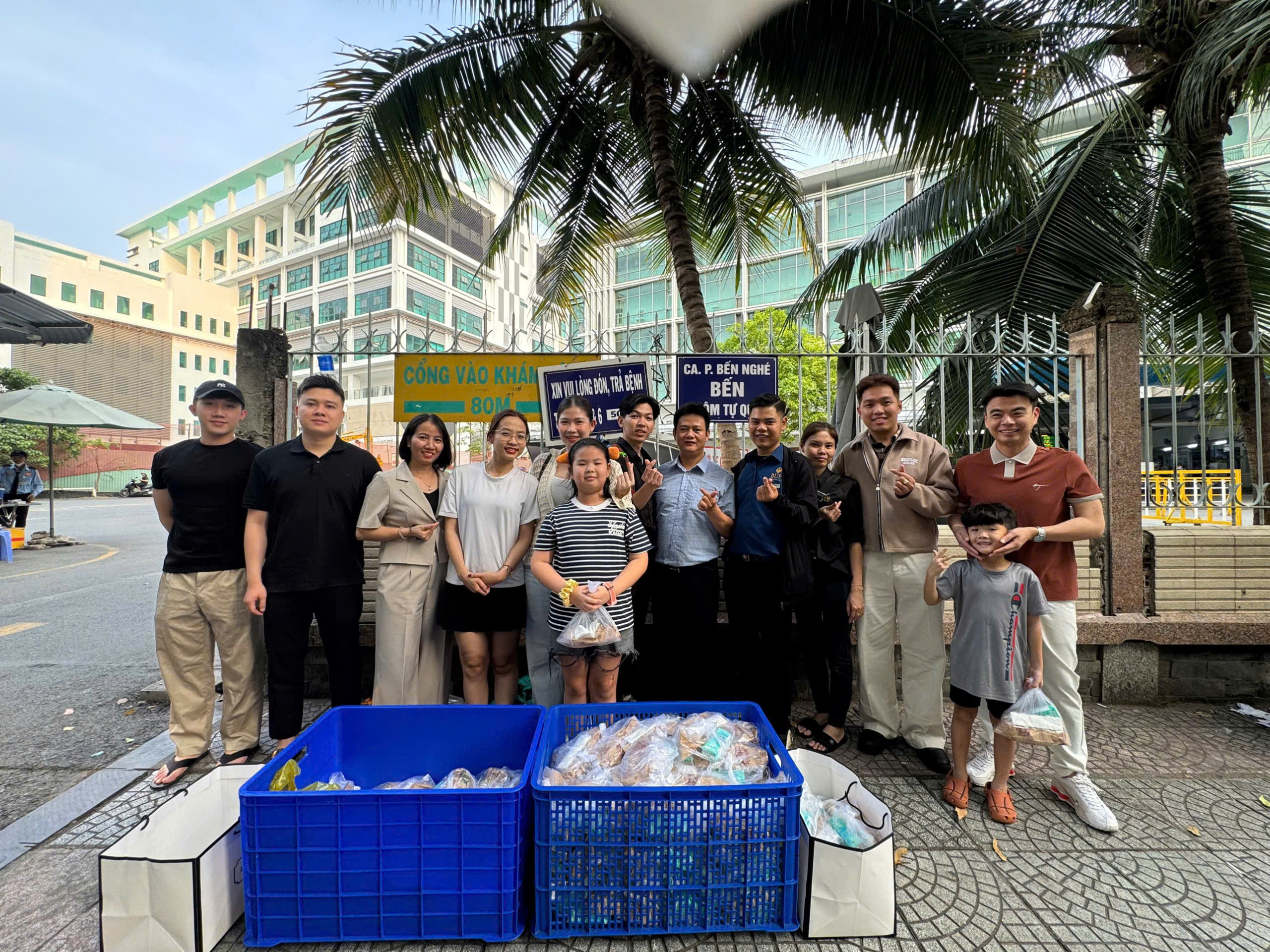 Bệnh nhân xúc động khi nhận món quà Tết bất ngờ - Ảnh 4.