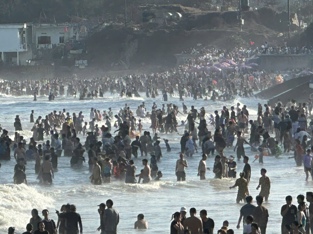 Mùng 4 Tết, Vũng Tàu ghi nhận lượt khách kỳ lục từ đầu kỳ nghỉ - Ảnh 3.