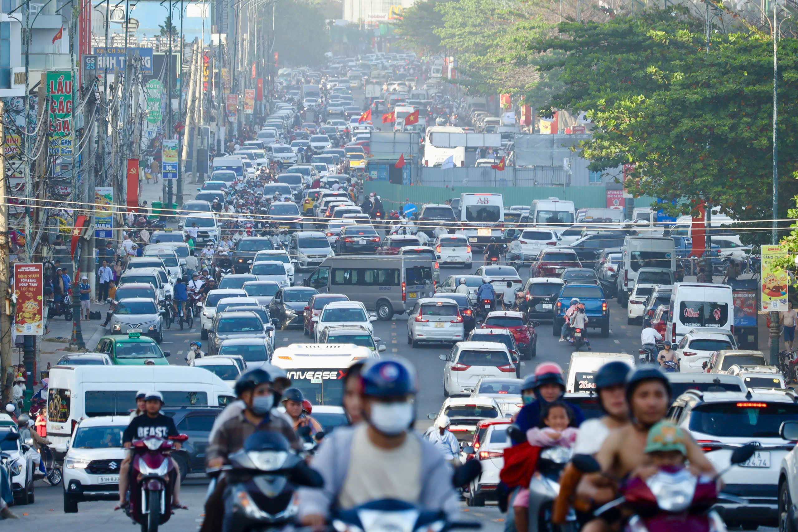 Du khách nườm nượp, Vũng Tàu đông nghịt những ngày đầu xuân - Ảnh 1.