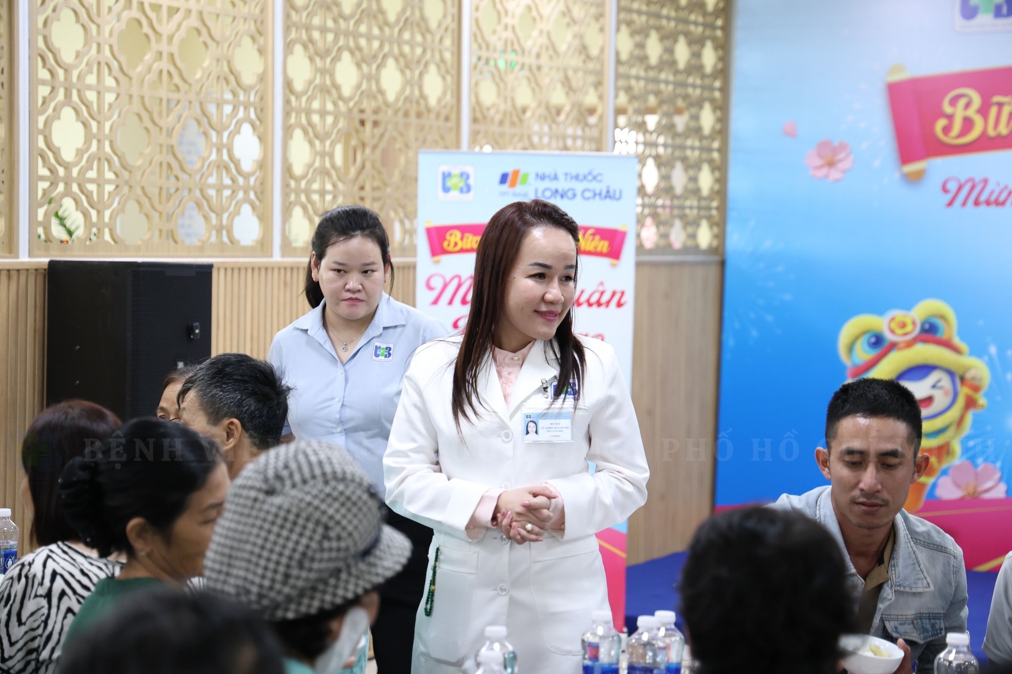 Bệnh nhân xúc động khi nhận món quà Tết bất ngờ - Ảnh 2.