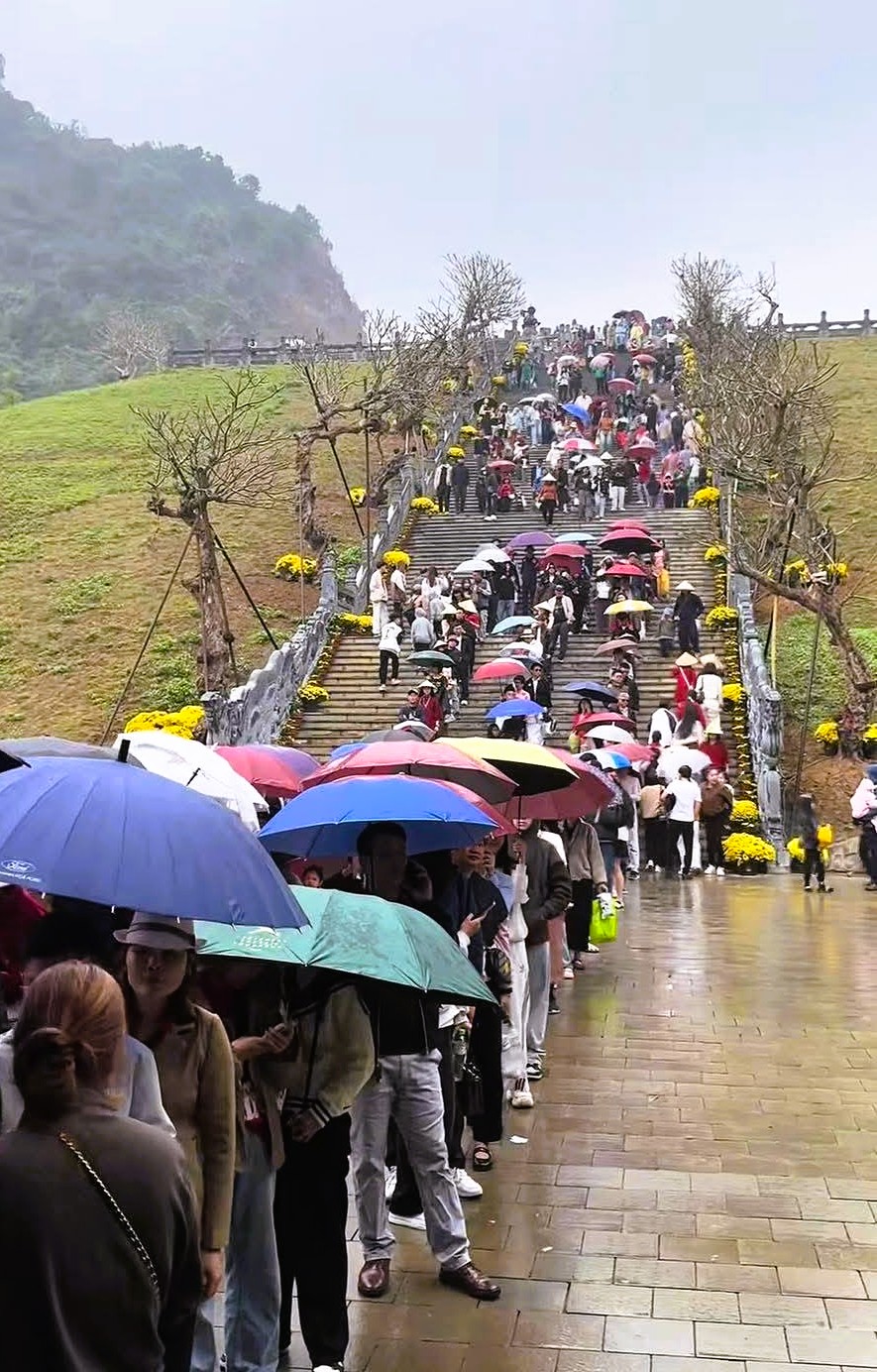 Kh&aacute;ch du lịch đổ về Ninh B&igrave;nh du Xu&acirc;n, nhiều điểm du lịch qu&aacute; tải - Ảnh 2.