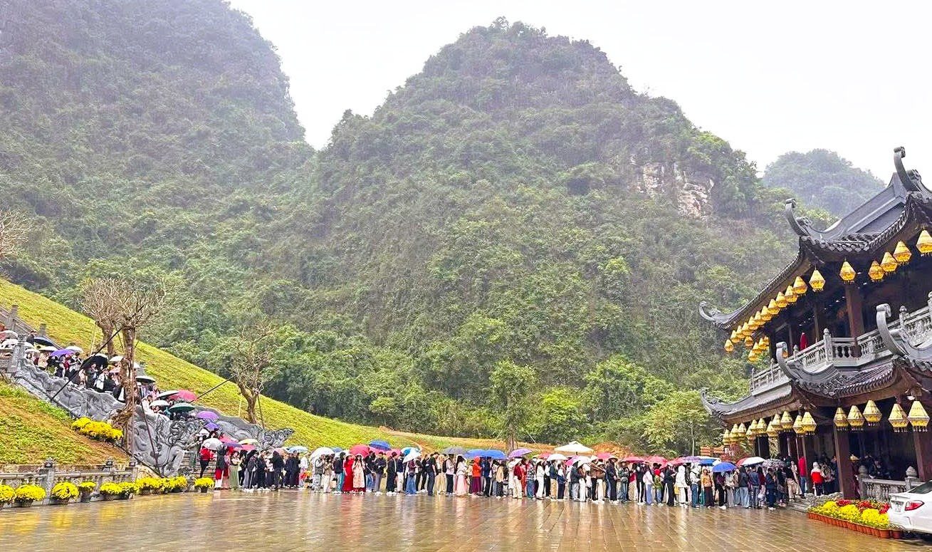 Kh&aacute;ch du lịch đổ về Ninh B&igrave;nh du Xu&acirc;n, nhiều điểm du lịch qu&aacute; tải - Ảnh 1.