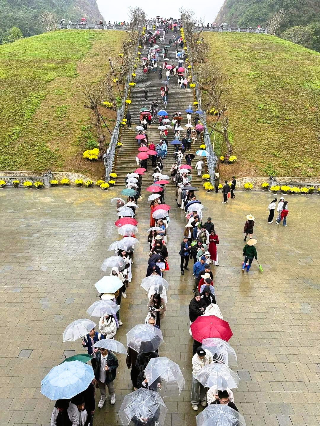 Kh&aacute;ch du lịch đổ về Ninh B&igrave;nh du Xu&acirc;n, nhiều điểm du lịch qu&aacute; tải - Ảnh 3.