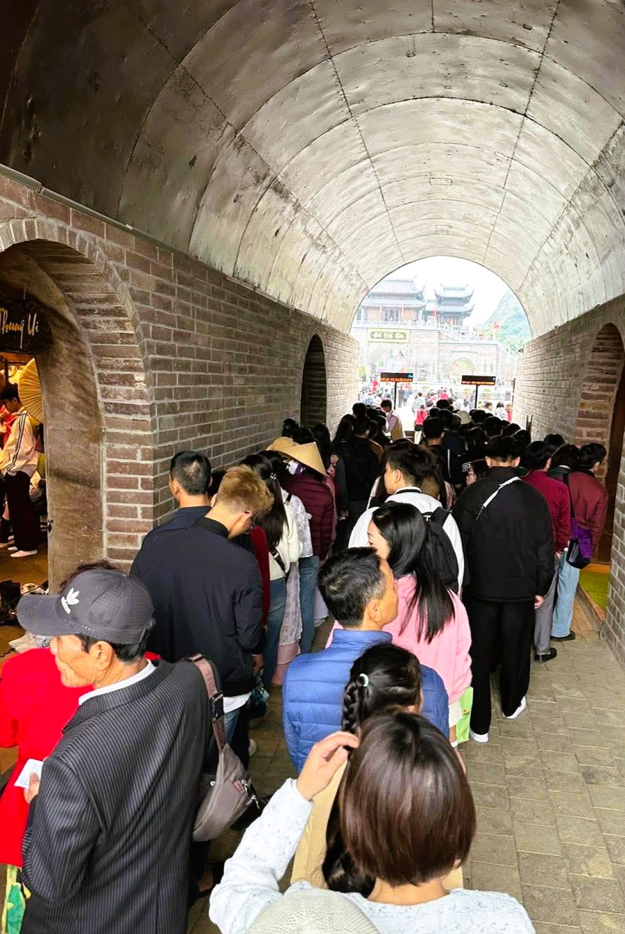 Kh&aacute;ch du lịch đổ về Ninh B&igrave;nh du Xu&acirc;n, nhiều điểm du lịch qu&aacute; tải - Ảnh 4.