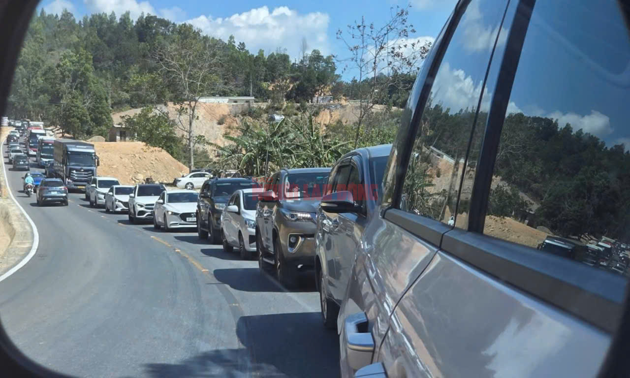 Lại xảy ra ùn tắc kèo dài trên Quốc lộ 28B qua đèo Đại Ninh - Ảnh 2.