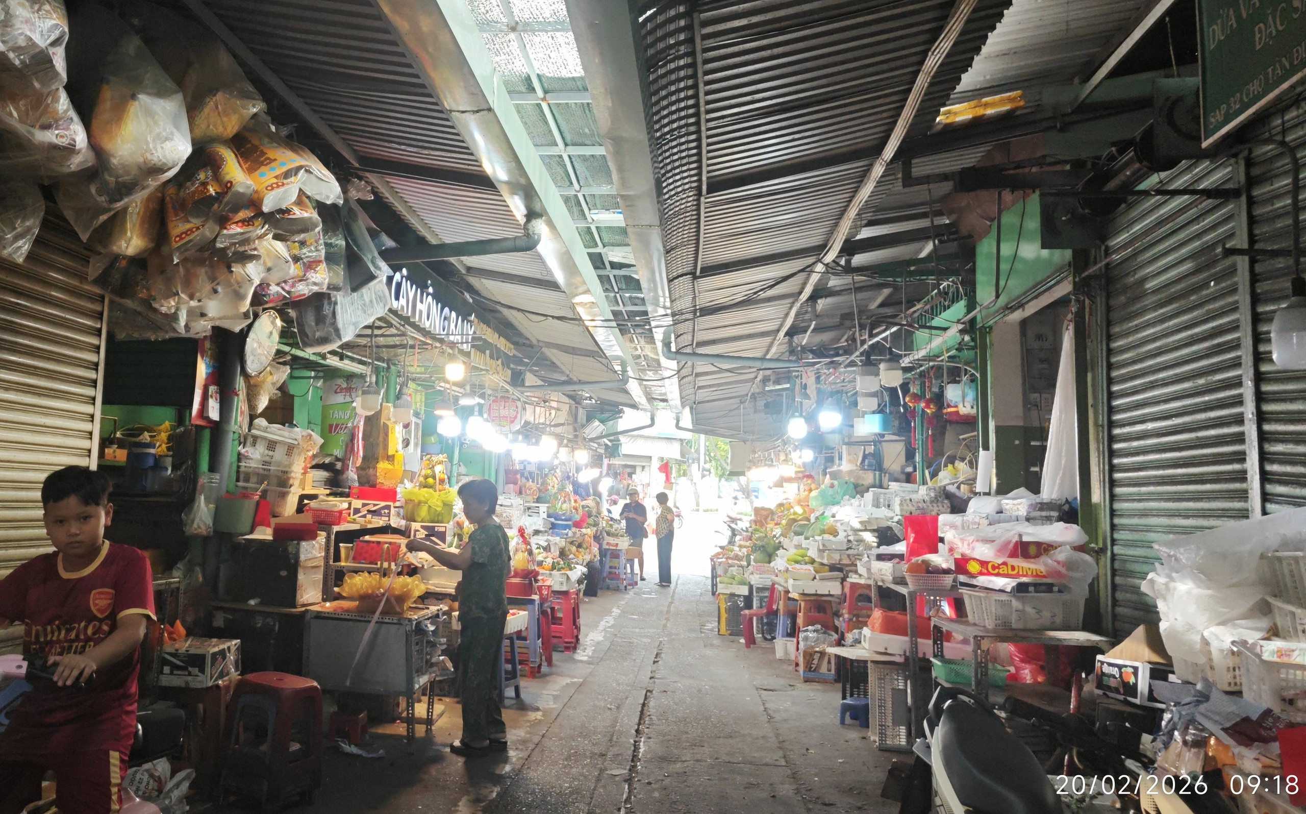 M&ugrave;ng 4 Tết: Gi&aacute; tr&aacute;i c&acirc;y c&uacute;ng đắt, dưa hấu chỉ 10.000 đồng/kg - Ảnh 1.