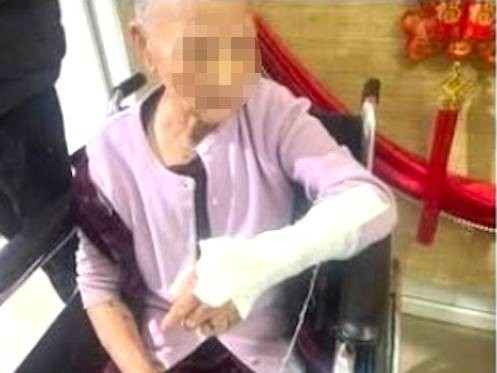 Xôn xao clip con trai đánh mẹ gãy tay tối mùng 3 Tết - Ảnh 2.