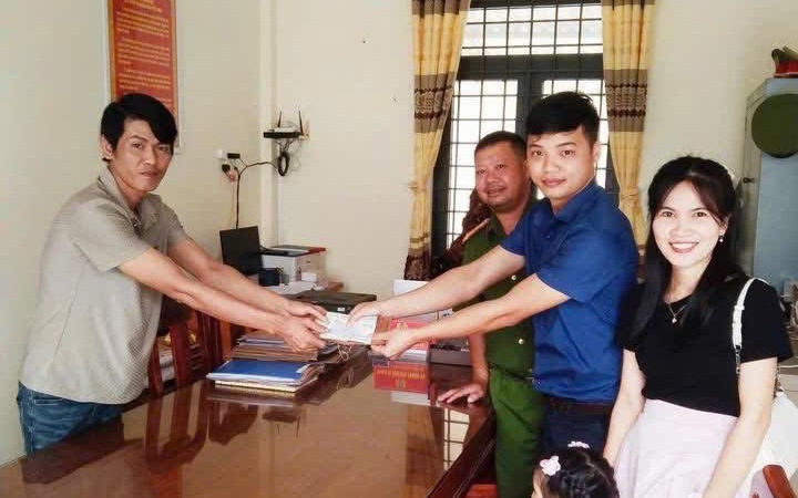 Nhặt được hơn 9 triệu đồng, 2 học sinh ở Gia Lai trả lại người đánh rơi - Ảnh 2. Nhặt được hơn 9 triệu đồng, 2 học sinh ở Gia Lai trả lại người đánh rơi - Ảnh 2.