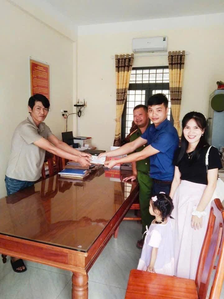 Nhặt được 12 triệu đồng, người đàn ông giao công an trả lại người đánh rơi - Ảnh 1.