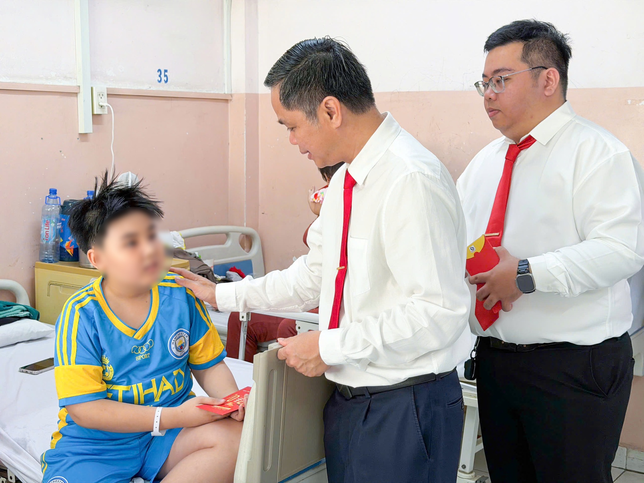 Bệnh nhân xúc động khi nhận món quà Tết bất ngờ - Ảnh 6.