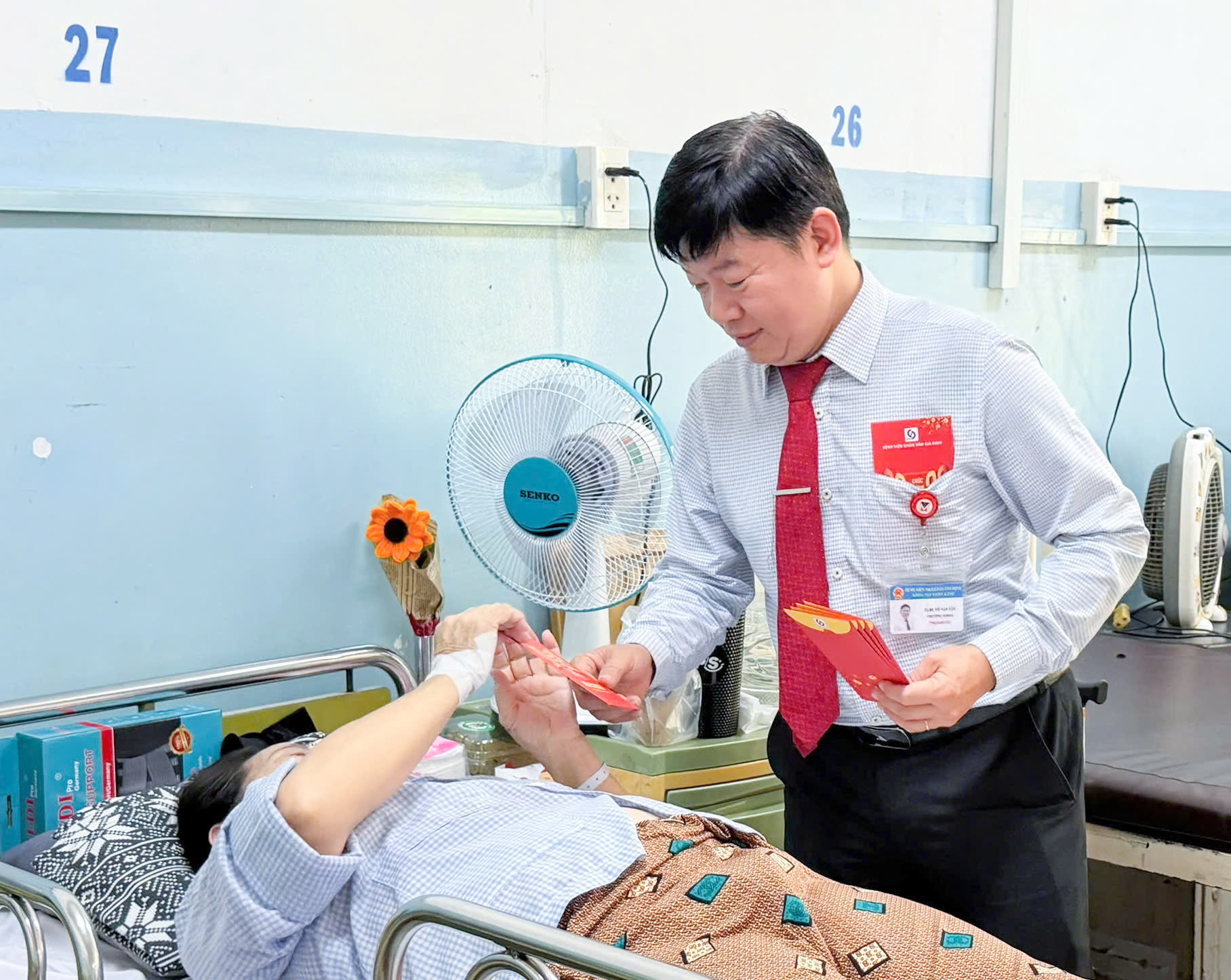 Bệnh nhân xúc động khi nhận món quà Tết bất ngờ - Ảnh 8.