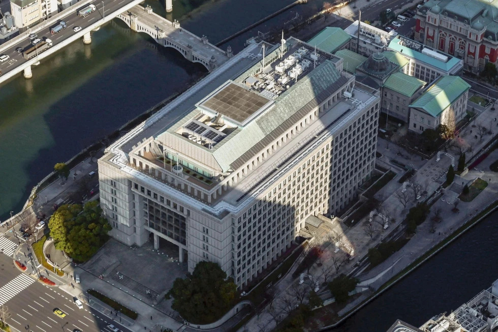 Món quà 21 kg vàng giúp Osaka thay mới hạ tầng - Ảnh 1.