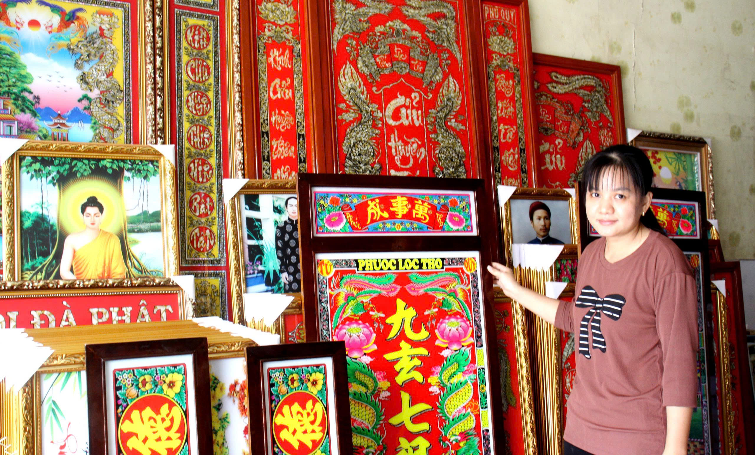 Giữ hồn tranh kiếng B&agrave; Vệ giữa nhịp sống hiện đại - Ảnh 1.