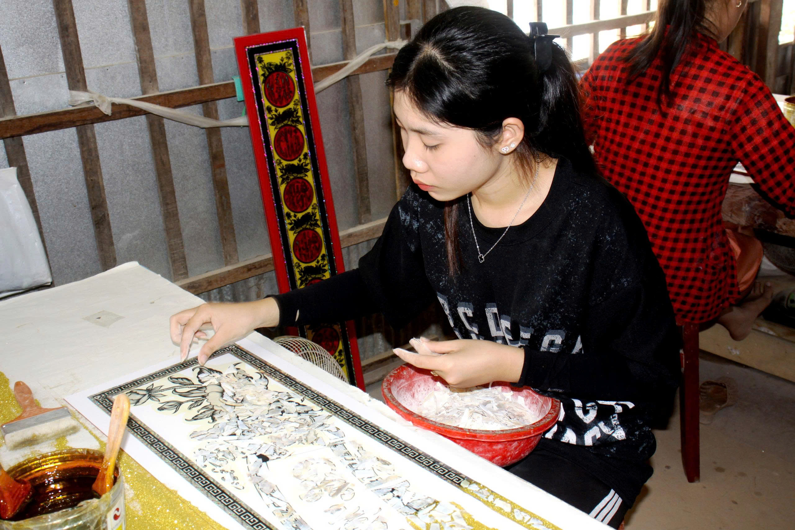 Giữ hồn tranh kiếng B&agrave; Vệ giữa nhịp sống hiện đại - Ảnh 2.