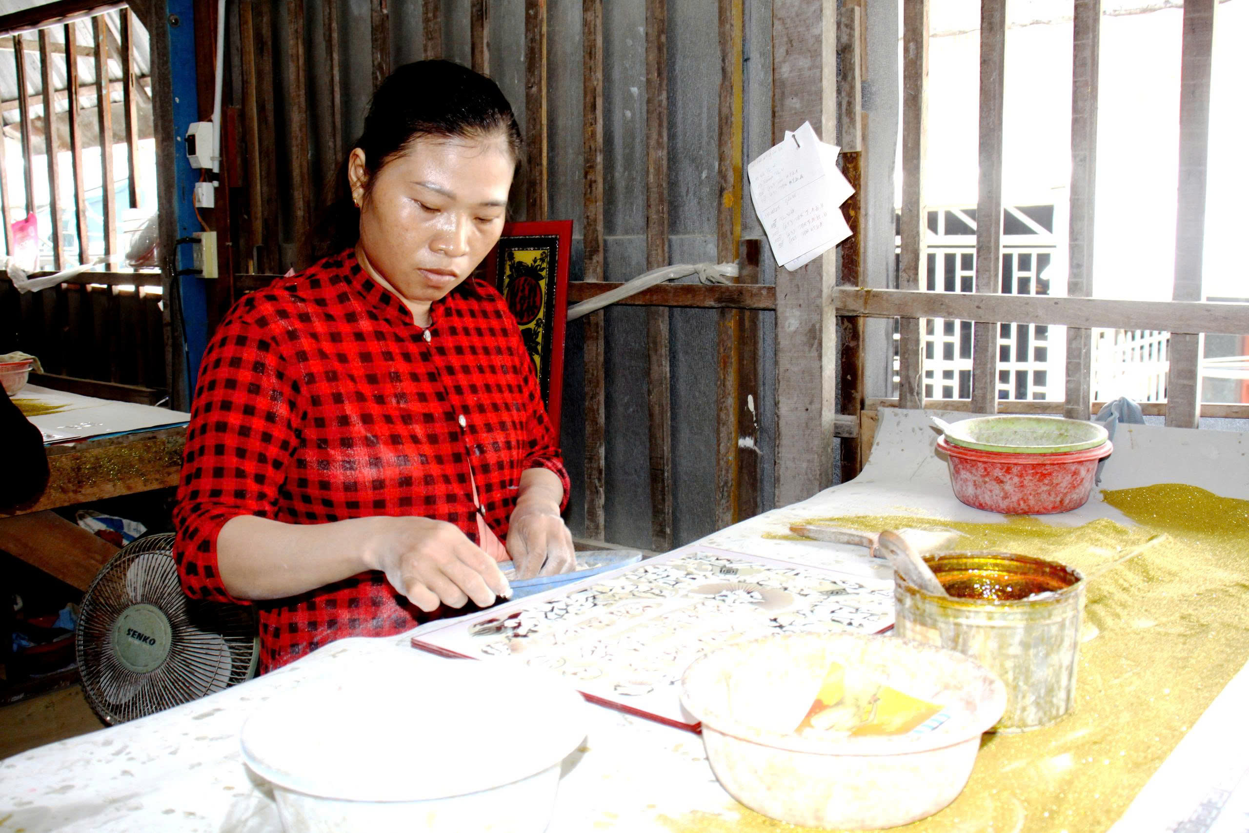 Giữ hồn tranh kiếng B&agrave; Vệ giữa nhịp sống hiện đại - Ảnh 3.