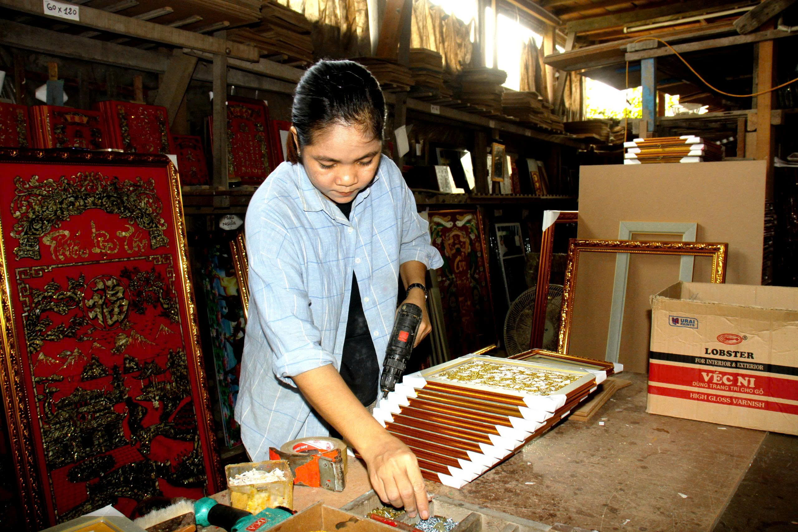 Giữ hồn tranh kiếng B&agrave; Vệ giữa nhịp sống hiện đại - Ảnh 4.