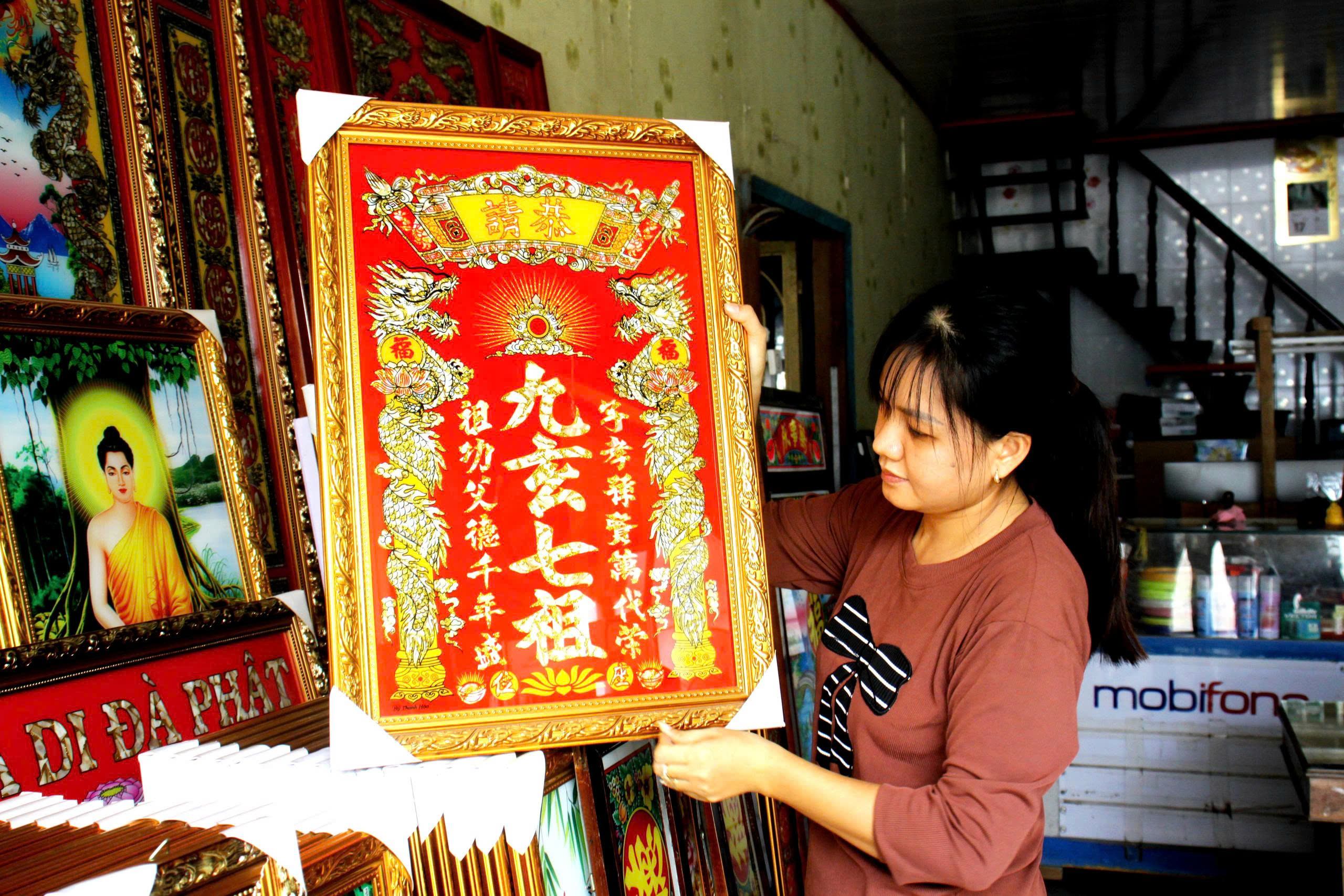 Giữ hồn tranh kiếng B&agrave; Vệ giữa nhịp sống hiện đại - Ảnh 6.