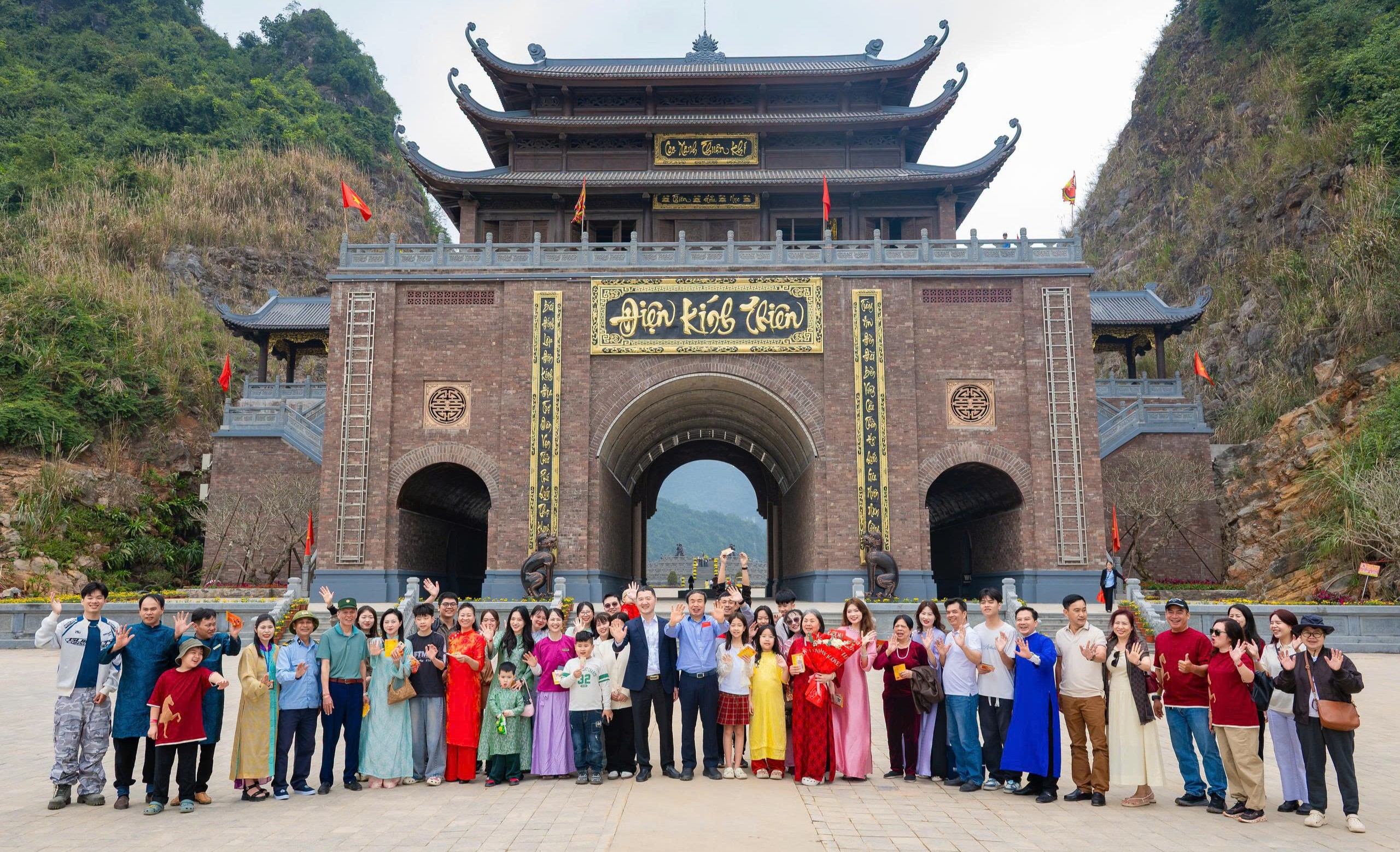 Kh&aacute;ch du lịch đổ về Ninh B&igrave;nh du Xu&acirc;n, nhiều điểm du lịch qu&aacute; tải - Ảnh 14.