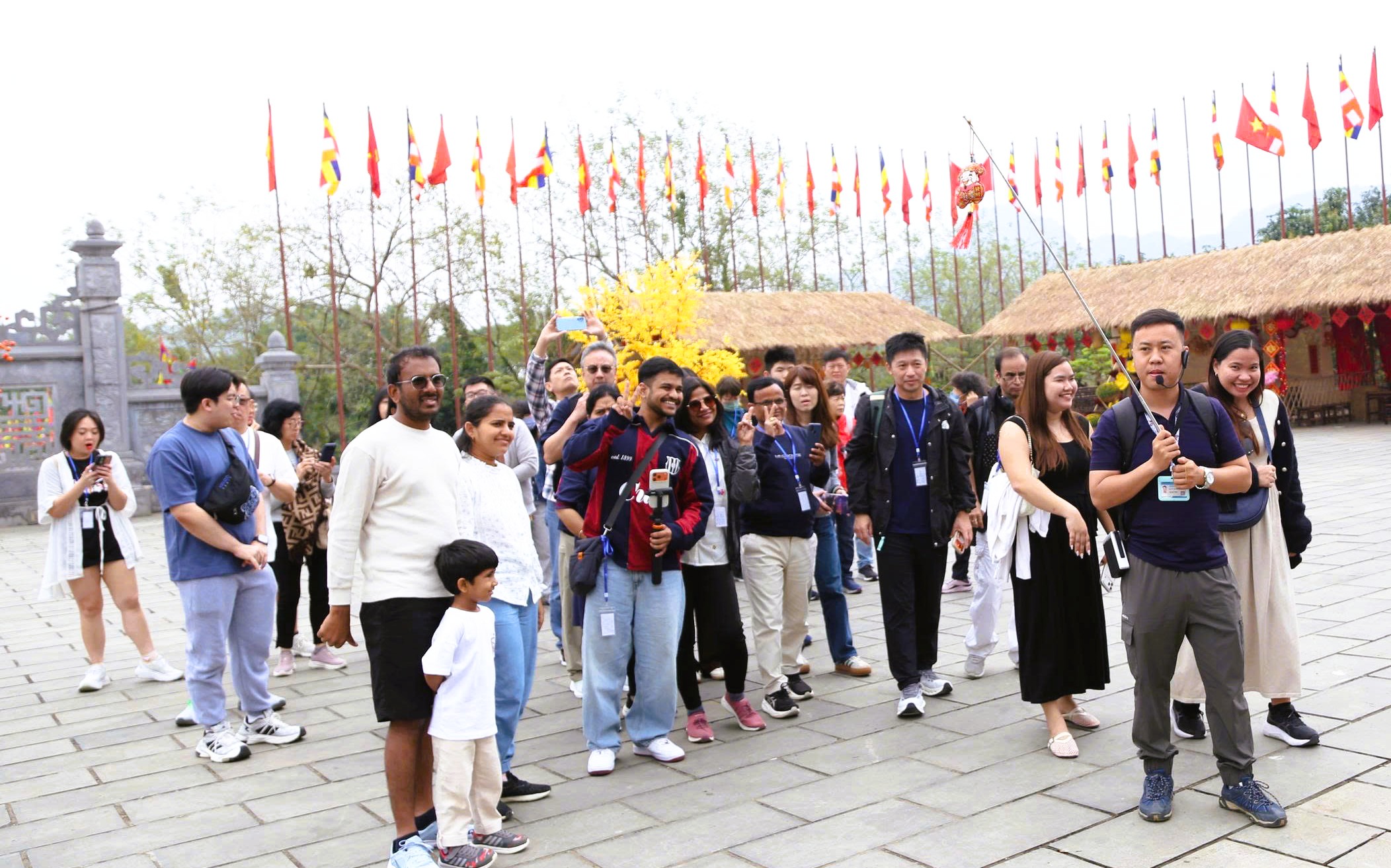 Kh&aacute;ch du lịch đổ về Ninh B&igrave;nh du Xu&acirc;n, nhiều điểm du lịch qu&aacute; tải - Ảnh 11.