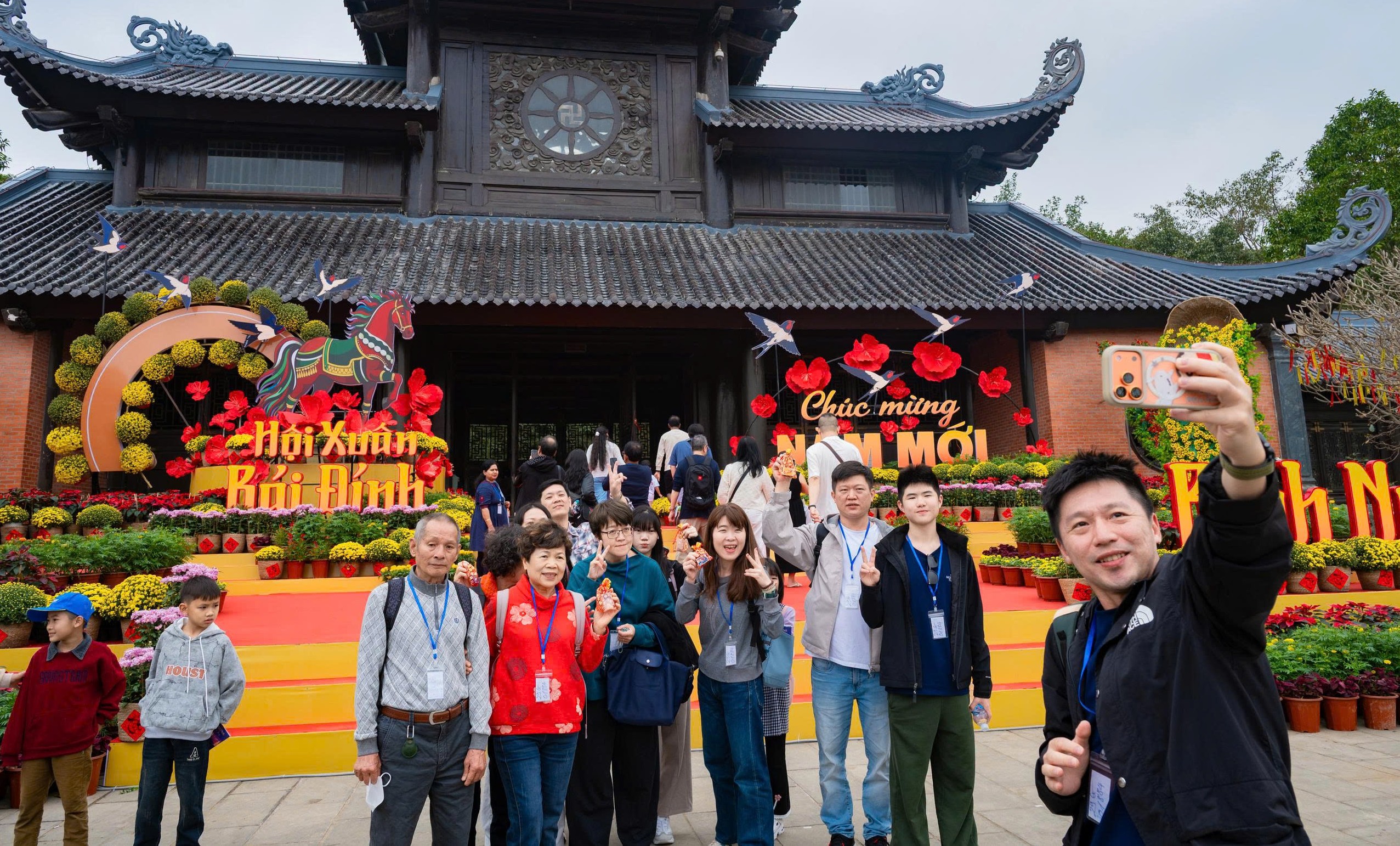 Kh&aacute;ch du lịch đổ về Ninh B&igrave;nh du Xu&acirc;n, nhiều điểm du lịch qu&aacute; tải - Ảnh 15.