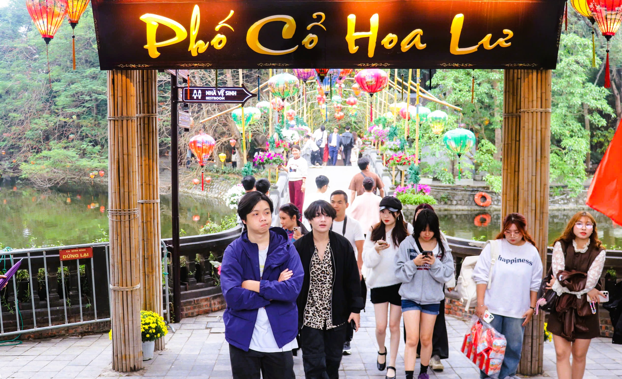 Kh&aacute;ch du lịch đổ về Ninh B&igrave;nh du Xu&acirc;n, nhiều điểm du lịch qu&aacute; tải - Ảnh 9.