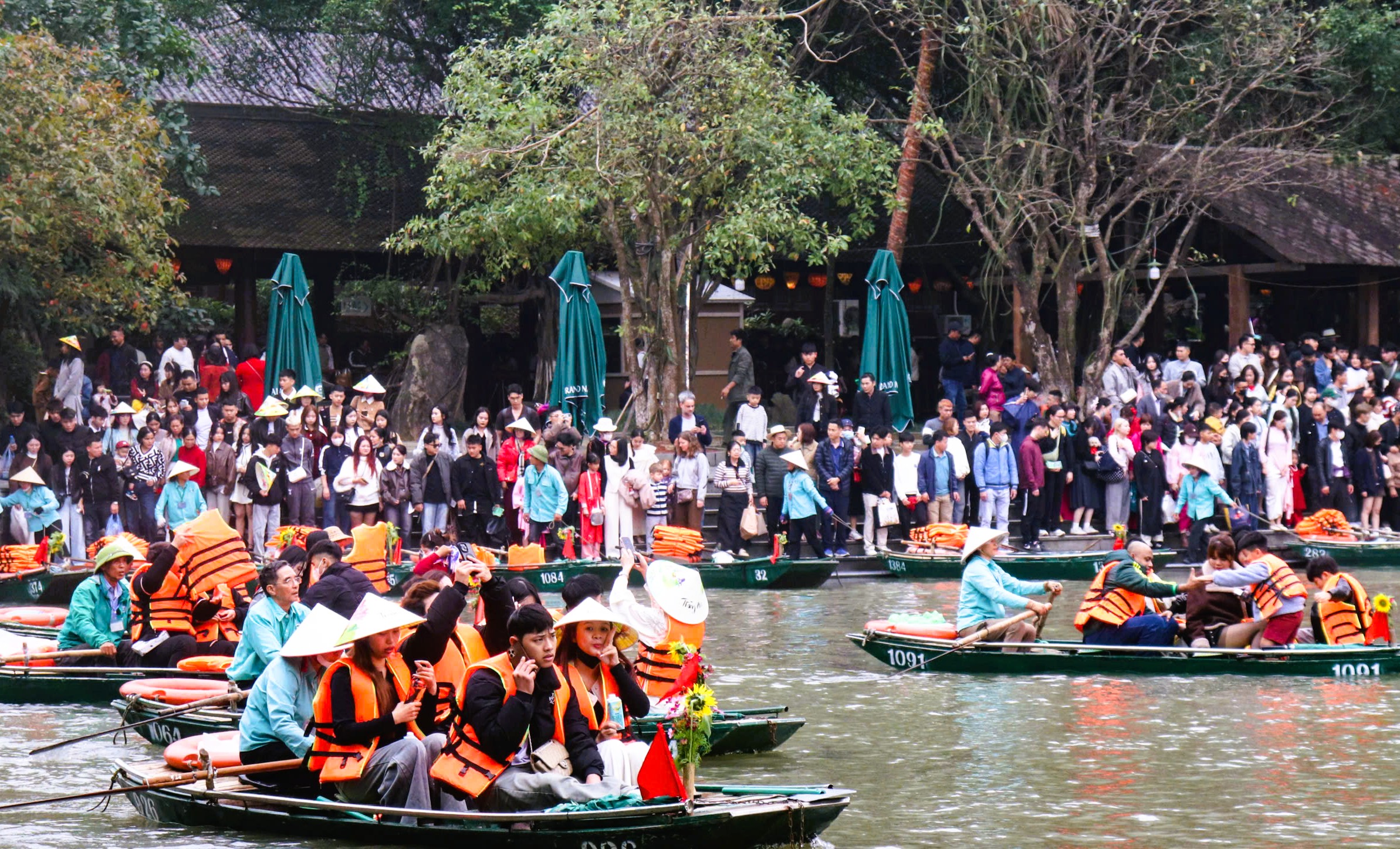 Kh&aacute;ch du lịch đổ về Ninh B&igrave;nh du Xu&acirc;n, nhiều điểm du lịch qu&aacute; tải - Ảnh 7.