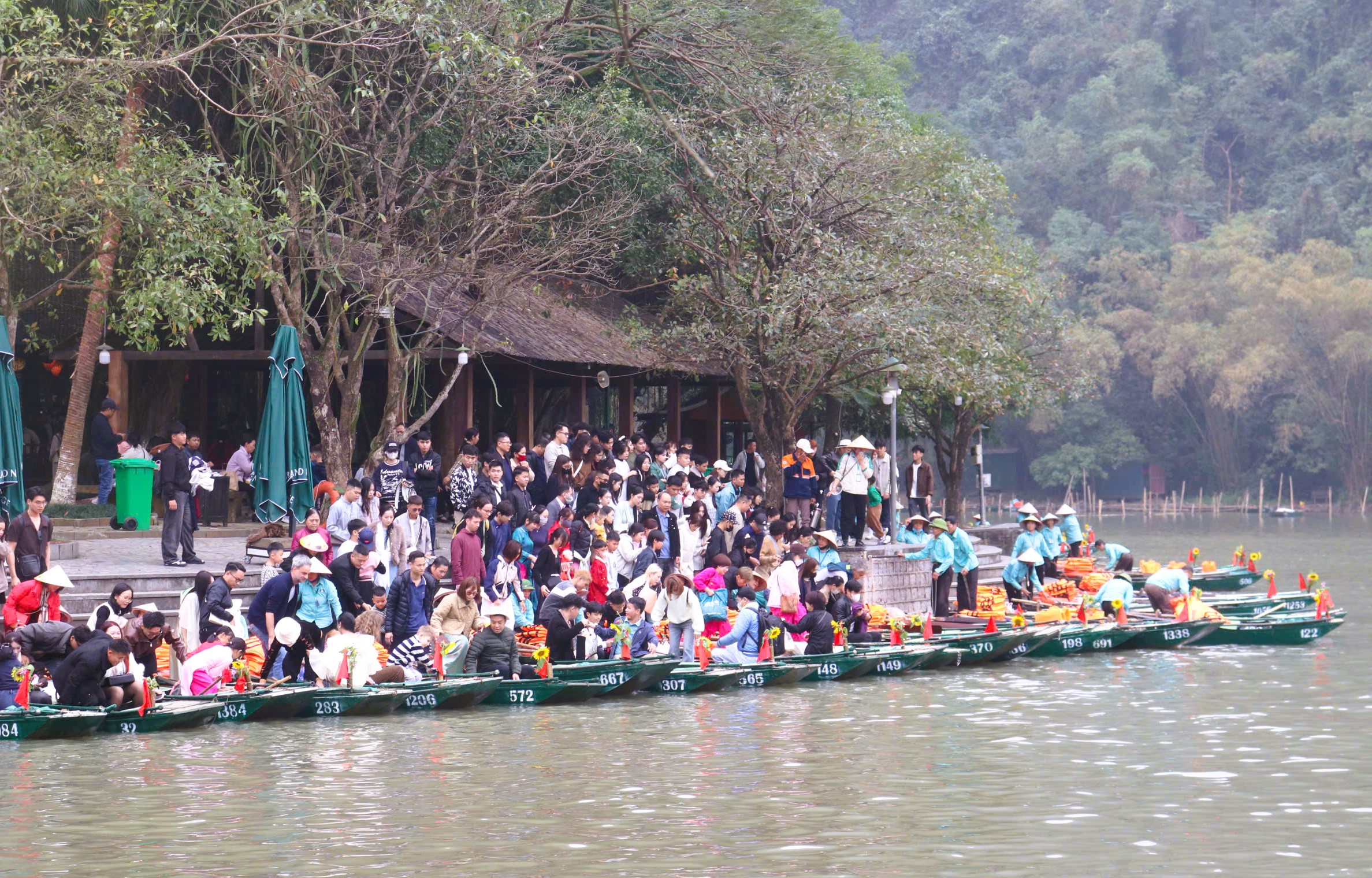 Kh&aacute;ch du lịch đổ về Ninh B&igrave;nh du Xu&acirc;n, nhiều điểm du lịch qu&aacute; tải - Ảnh 8.