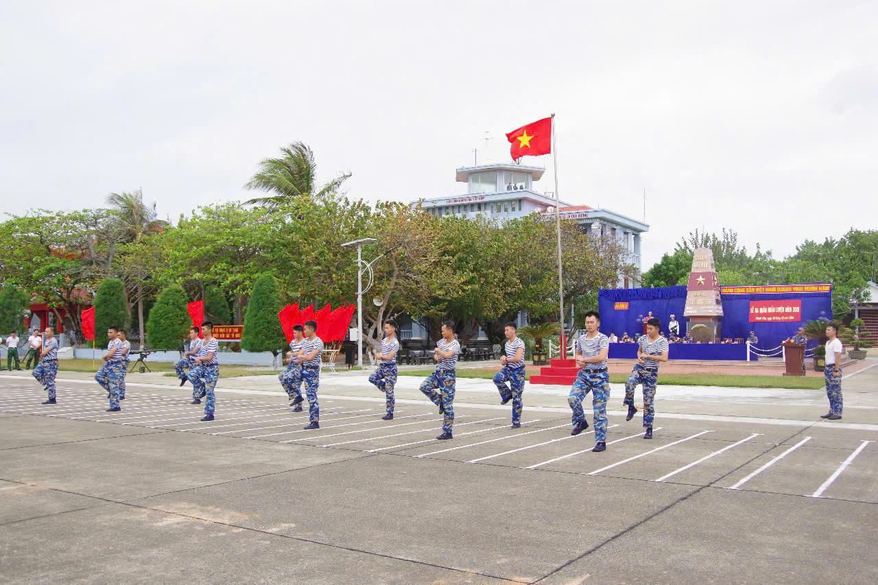 Sôi nổi ra quân huấn luyện năm 2026 ở Trường Sa - Ảnh 1.