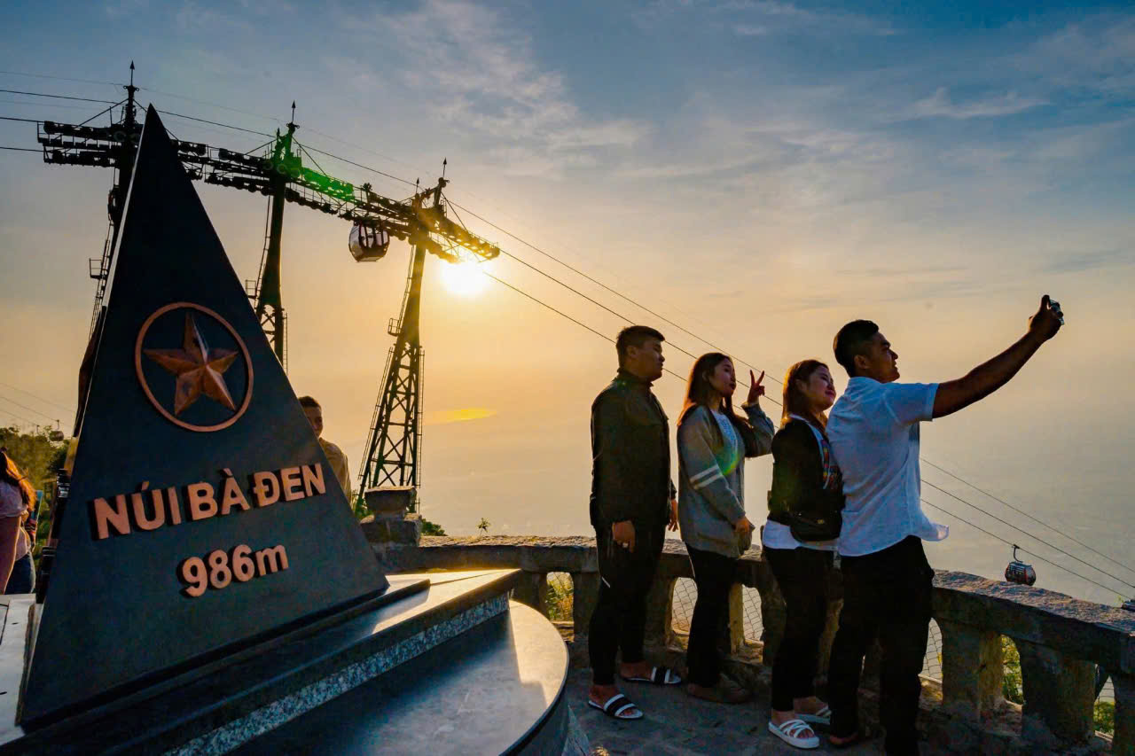  N&uacute;i B&agrave; Đen đ&oacute;n lượng kh&aacute;ch "khủng" trong 6 ng&agrave;y Tết - Ảnh 6.