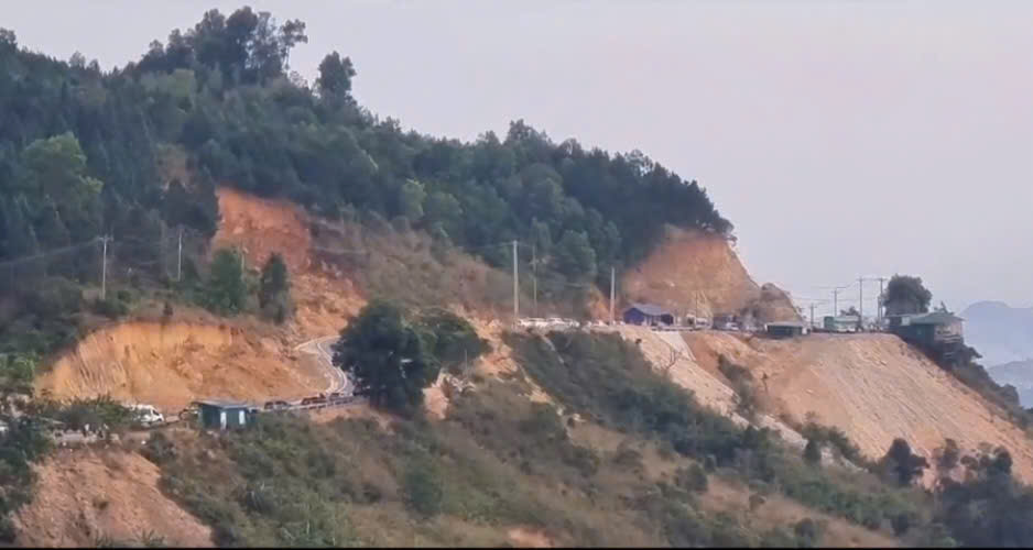 Lại xảy ra ùn tắc kèo dài trên Quốc lộ 28B qua đèo Đại Ninh - Ảnh 1.