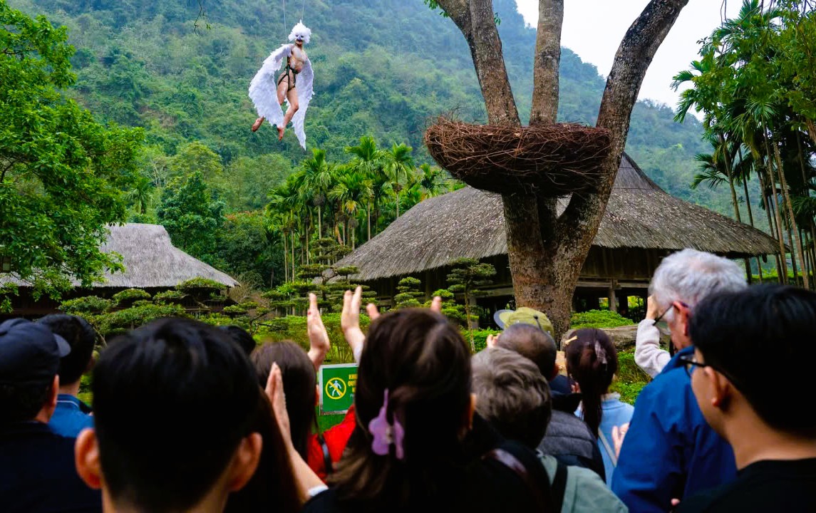 Kh&aacute;ch du lịch đổ về Ninh B&igrave;nh du Xu&acirc;n, nhiều điểm du lịch qu&aacute; tải - Ảnh 16.
